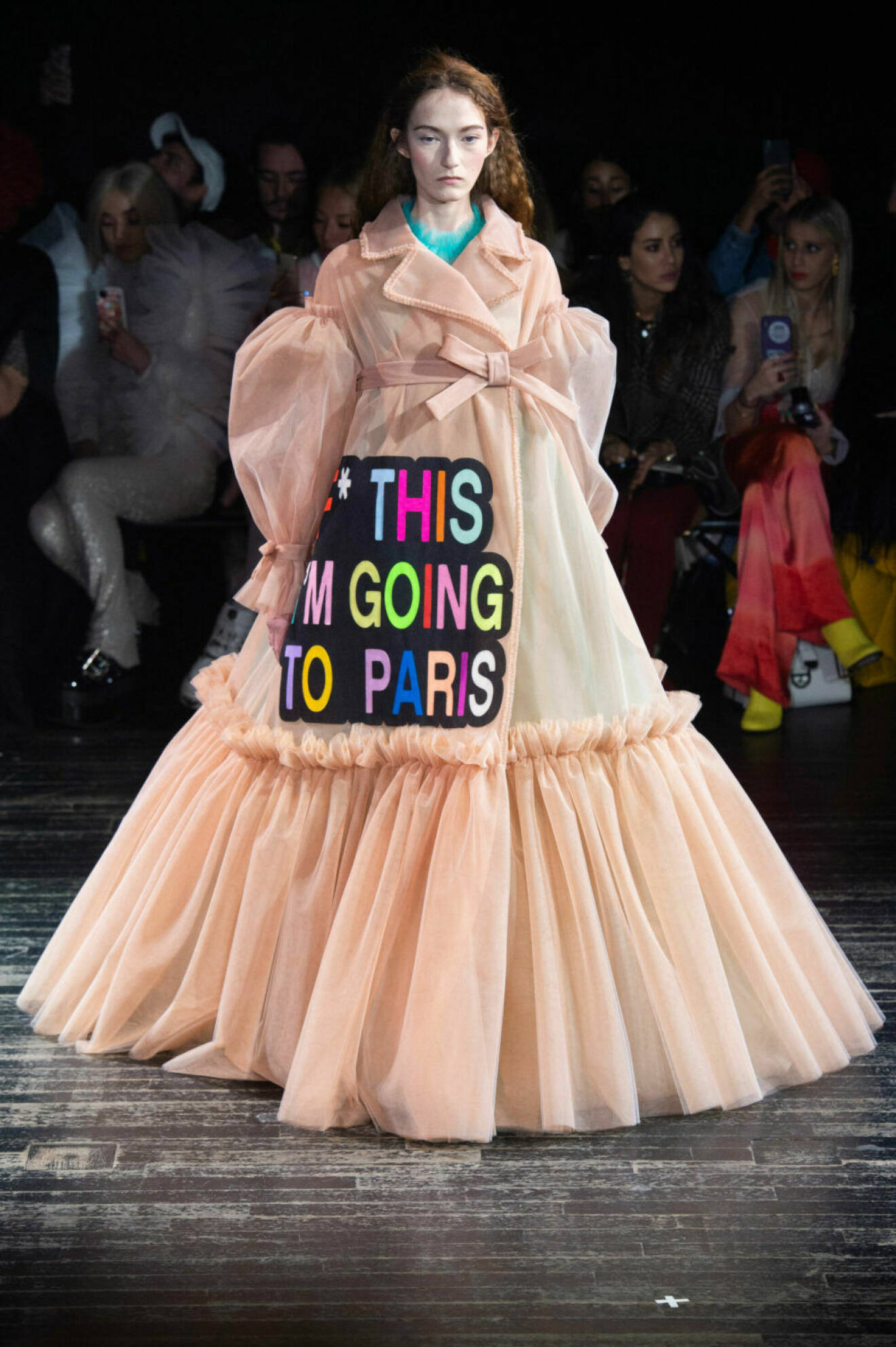 Magisk beige tyllklänning på Viktor & Rolfs SS19–visning på Couture Week i Paris