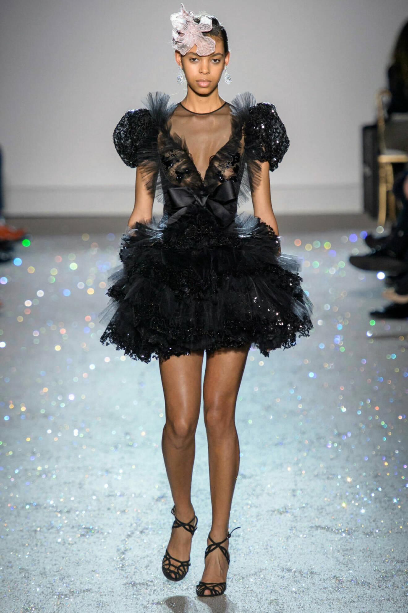 Magisk klänning på Giambattista Vallis SS19 couture–visning i Paris