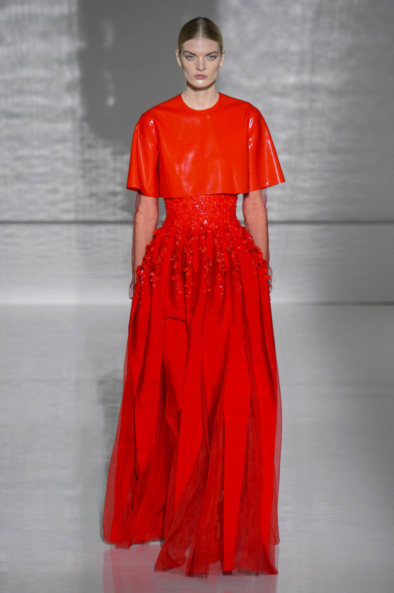 Givenchy Haute Couture SS19, röd klänning med latexdetalj.