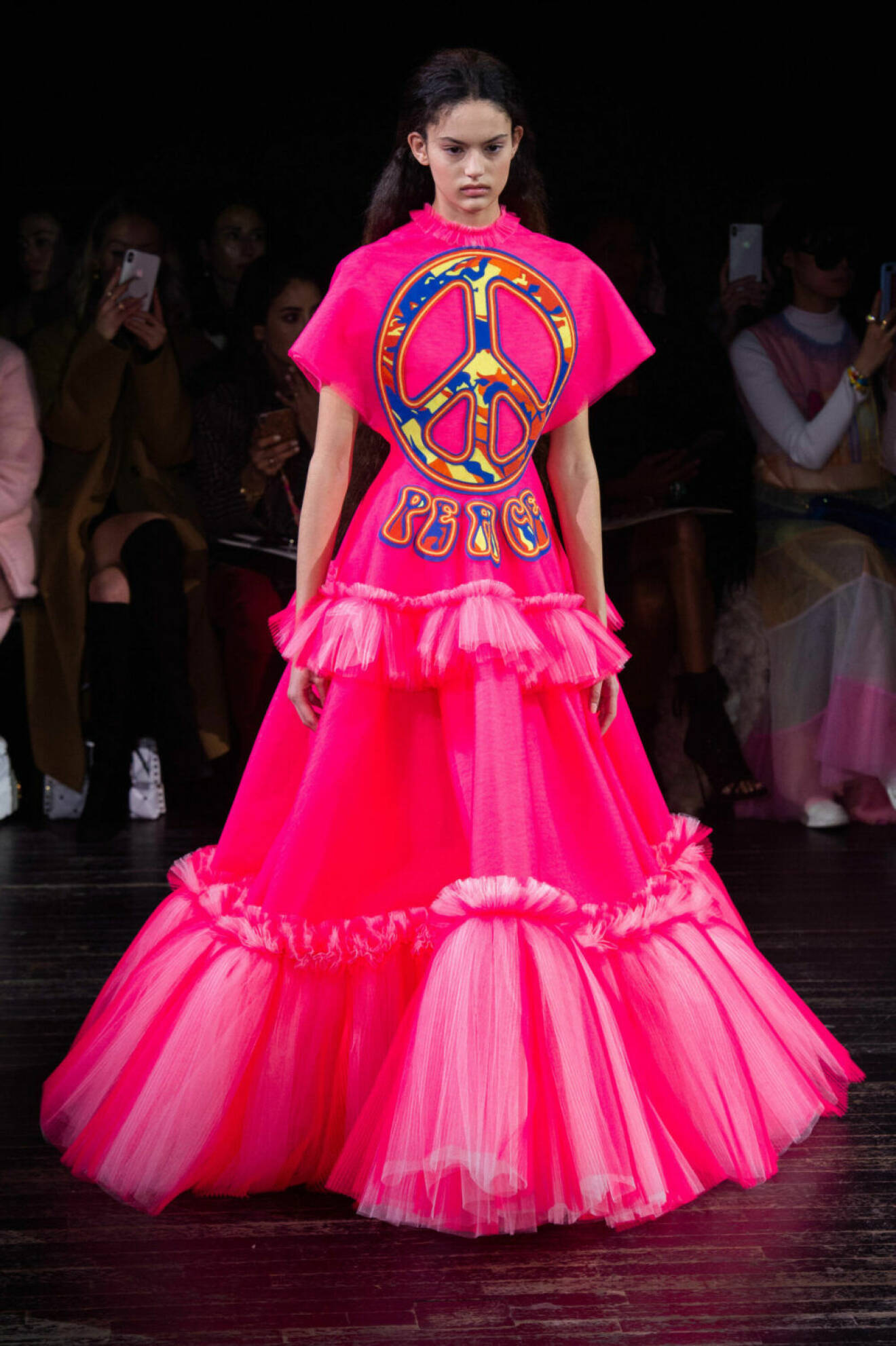 Cerise klänning på Viktor & Rolfs SS19–visning på Couture Week i Paris