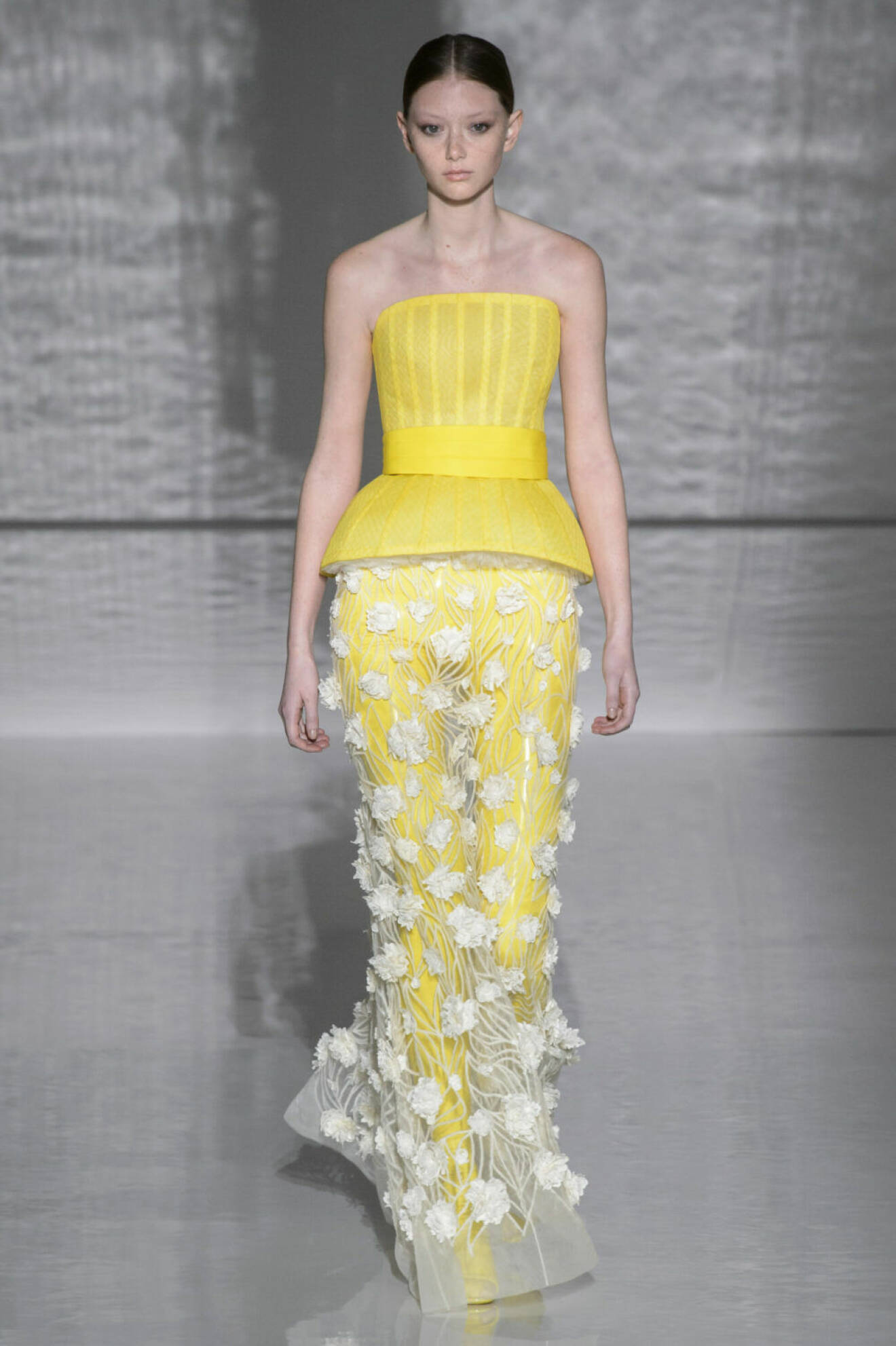 Givenchy Haute Couture SS19, gul korsett med broderad kjol.