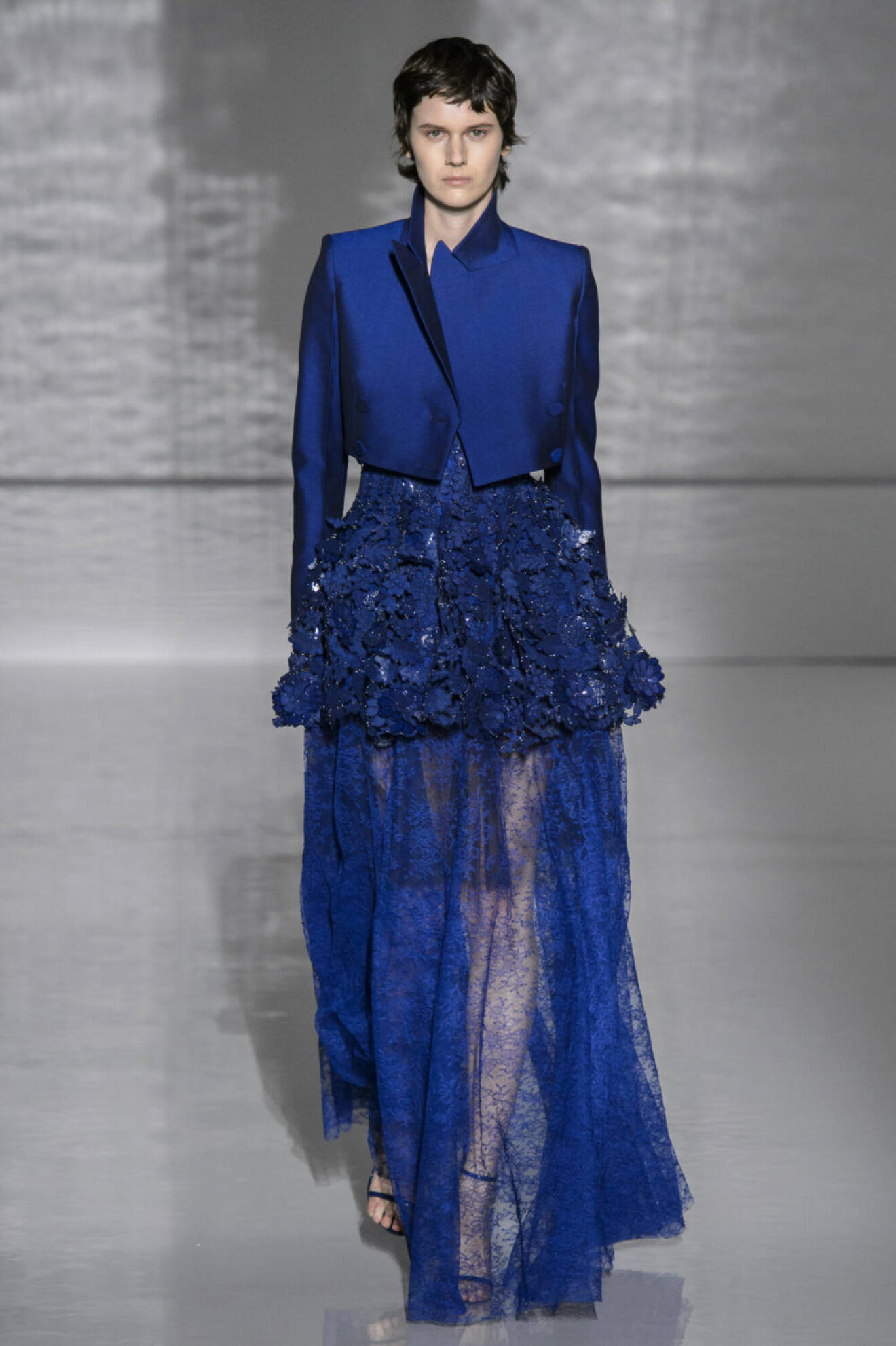 Givenchy Haute Couture SS19, kornblå långklänning.
