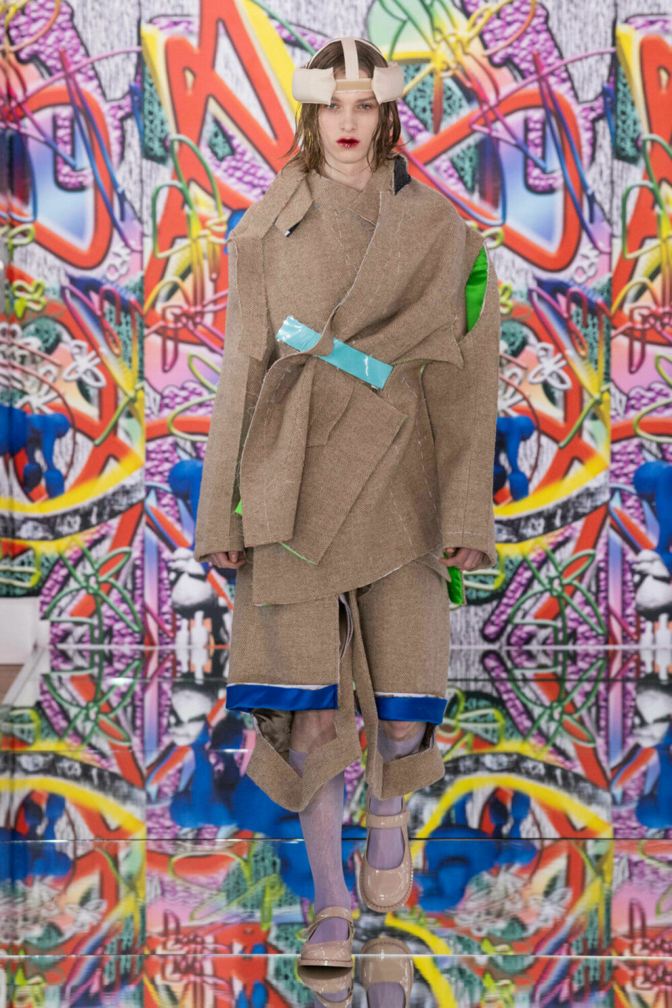 Maison Margielas take på den kamelfärgade kappan på Maison Margielas SS19–visning på Couture Week i Paris