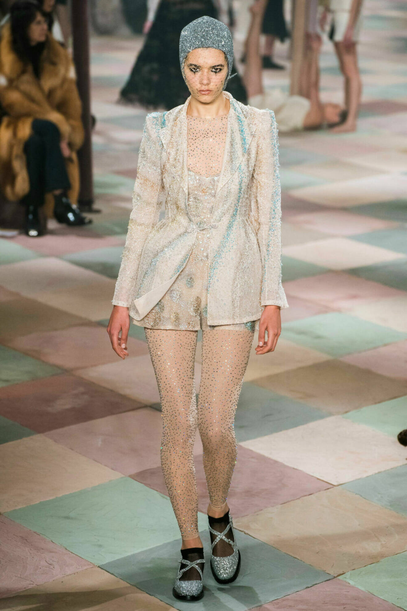 Underbar blazer och leggings med mängder av glitter på Diors SS19 haute couture–visning