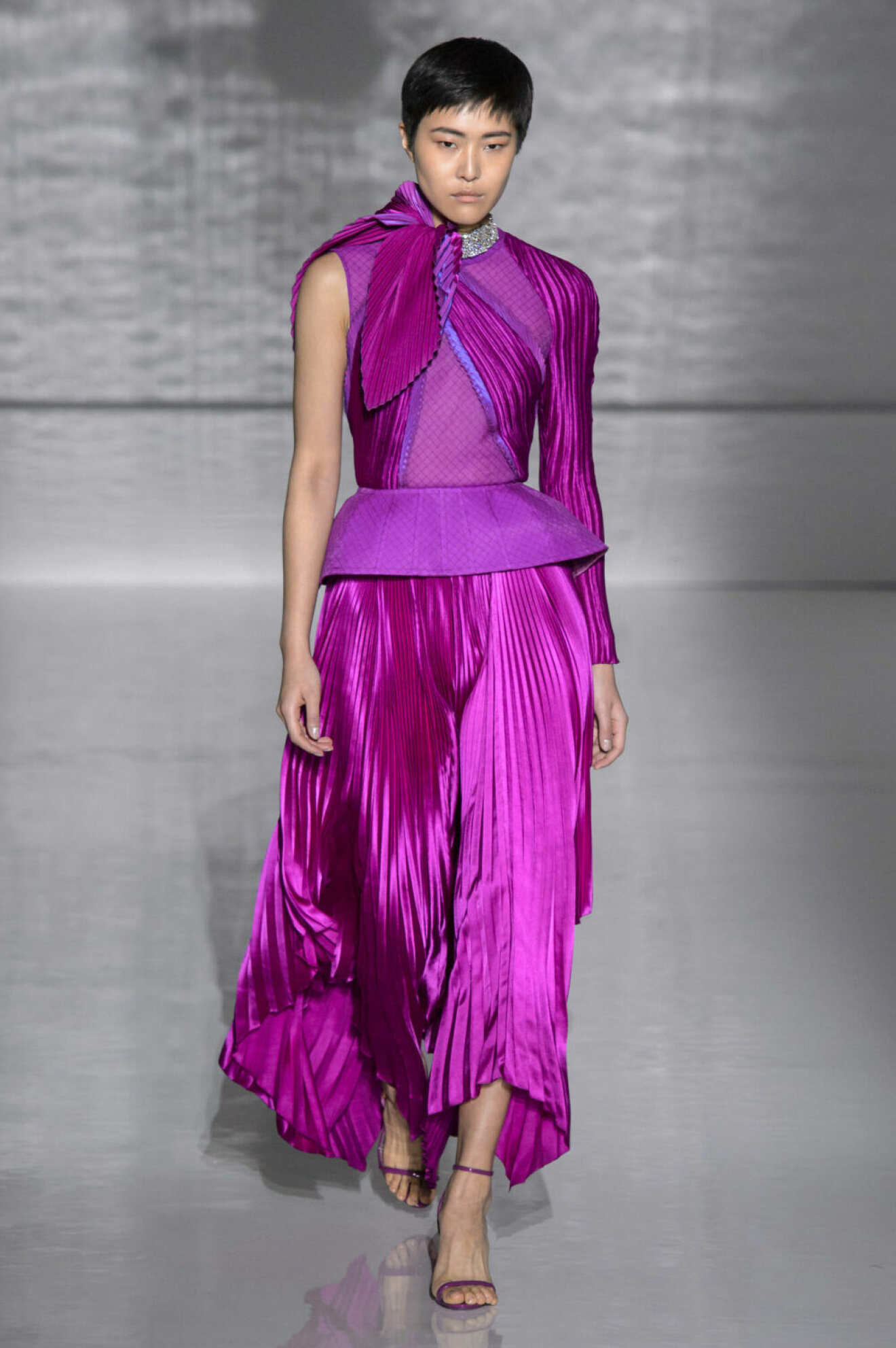 Givenchy Haute Couture SS19, rosa plisserad klänning. 