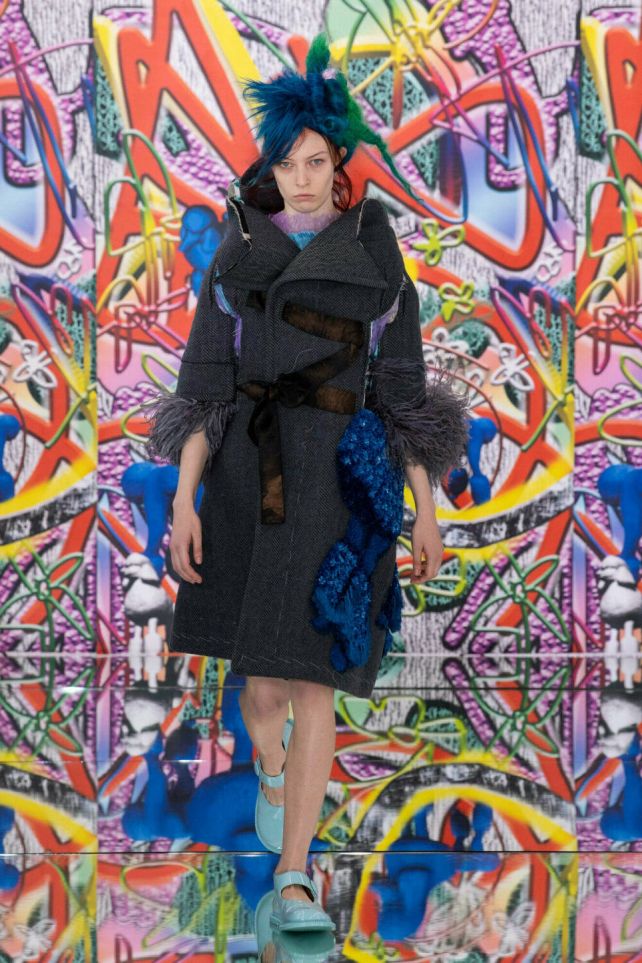 Maximal kappa i svart på Maison Margielas SS19–visning på Couture Week i Paris