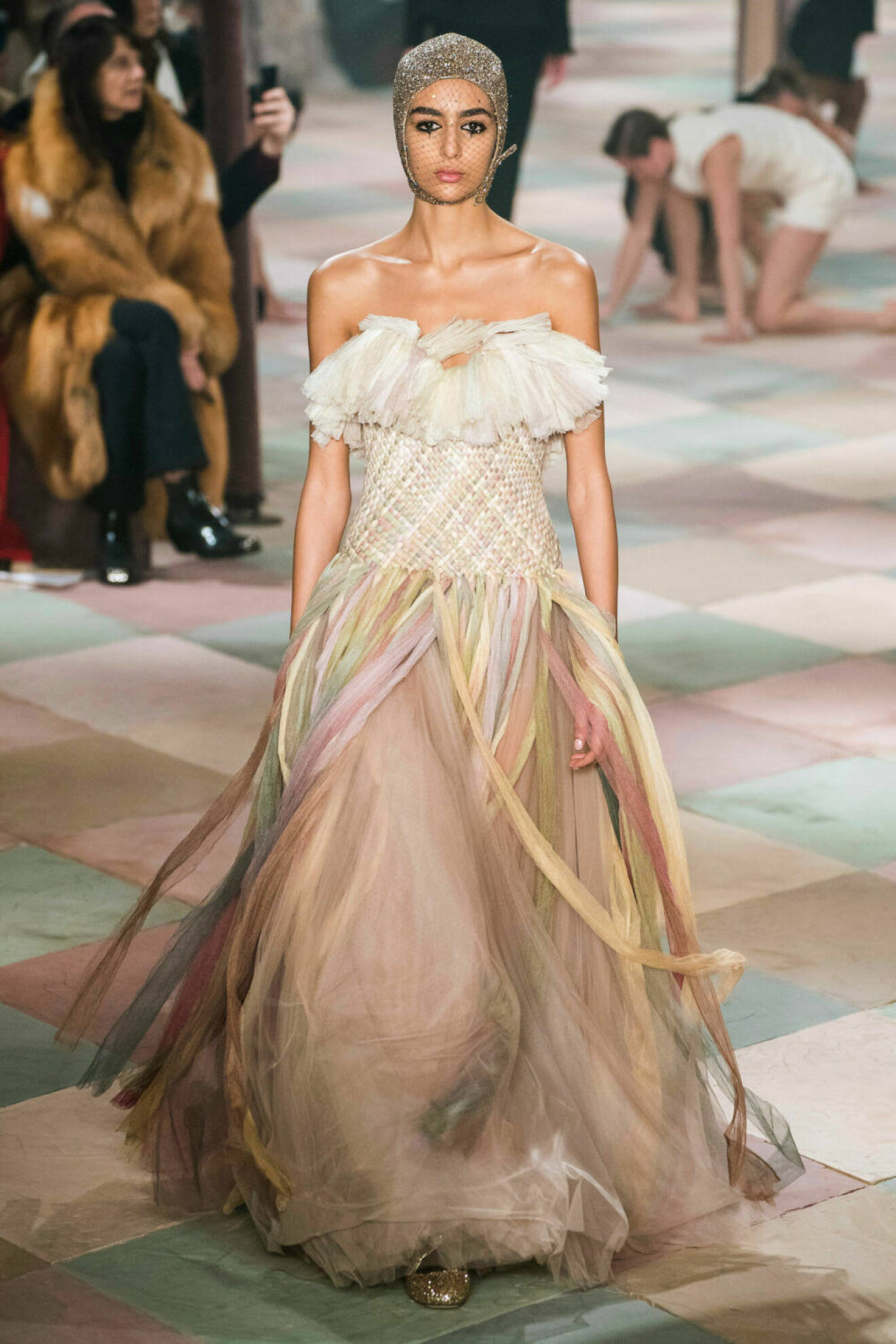 Underbar axelbandslös långklänning på Diors SS19 haute couture–visning