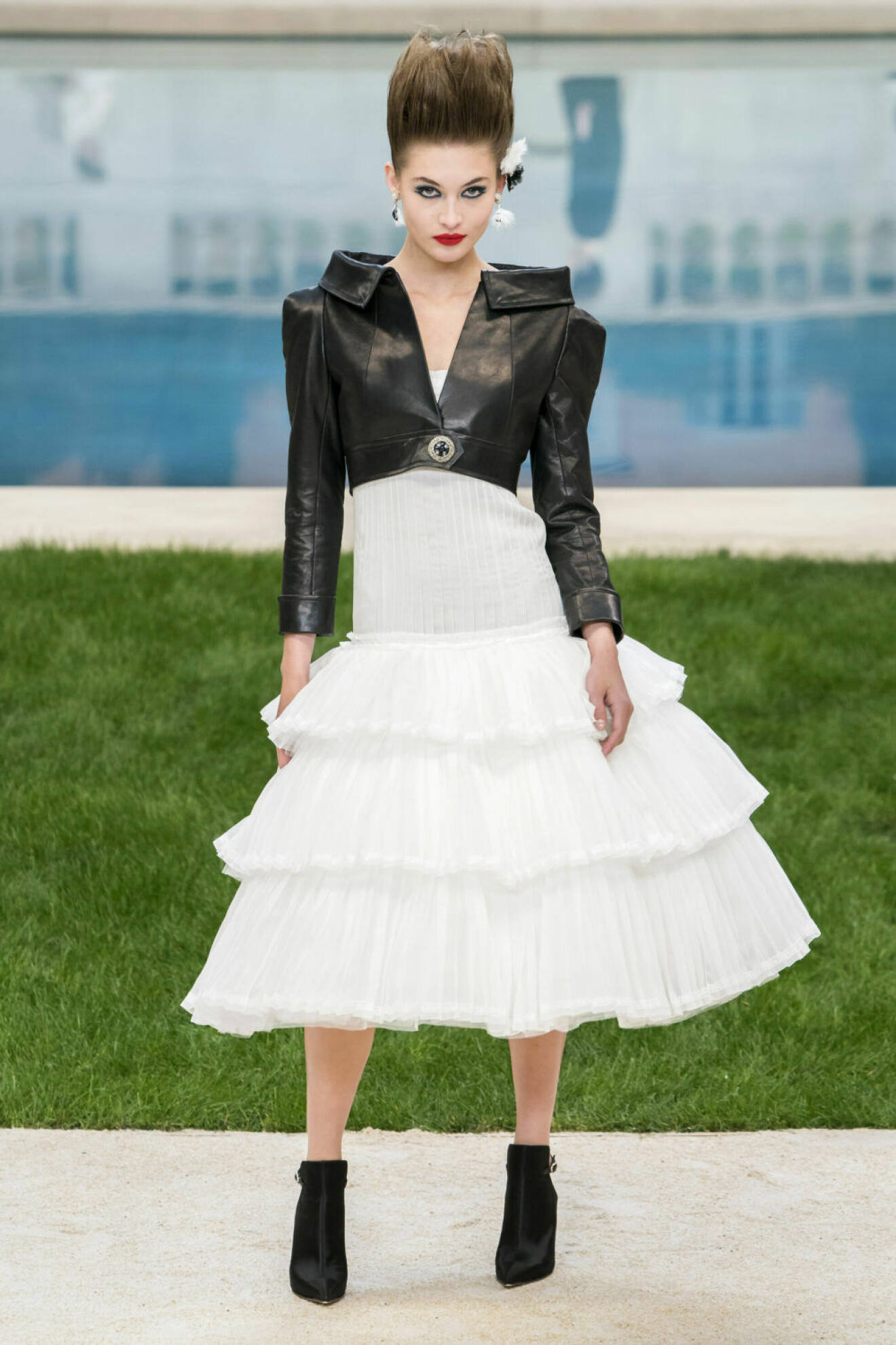 Chanel Haute Couture Paris, vit klänning med skinnjacka.
