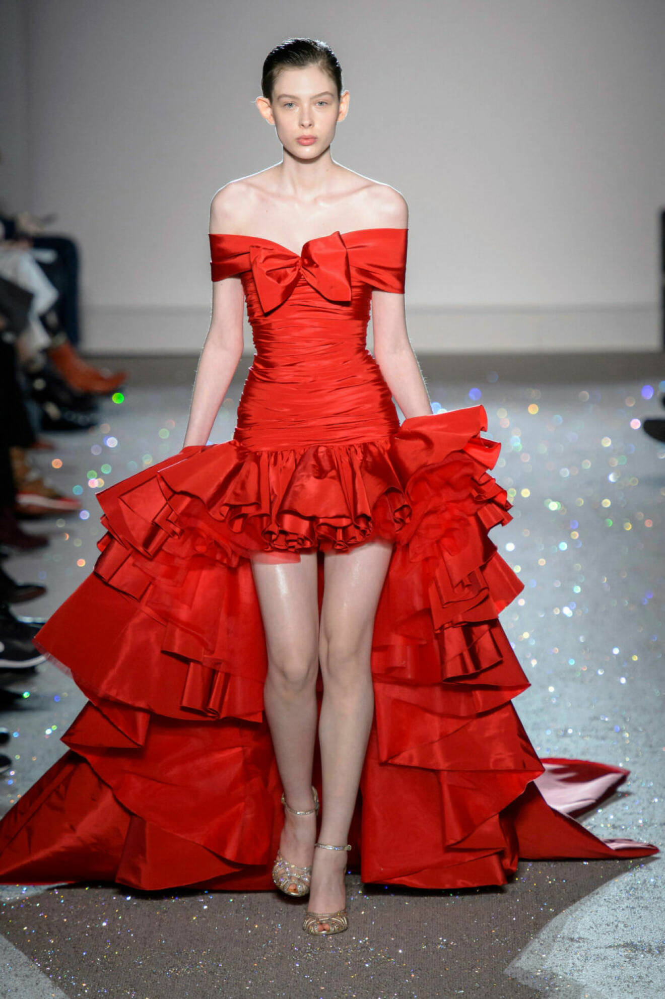 Axelbandslös röd klänning på Giambattista Vallis SS19 couture–visning i Paris