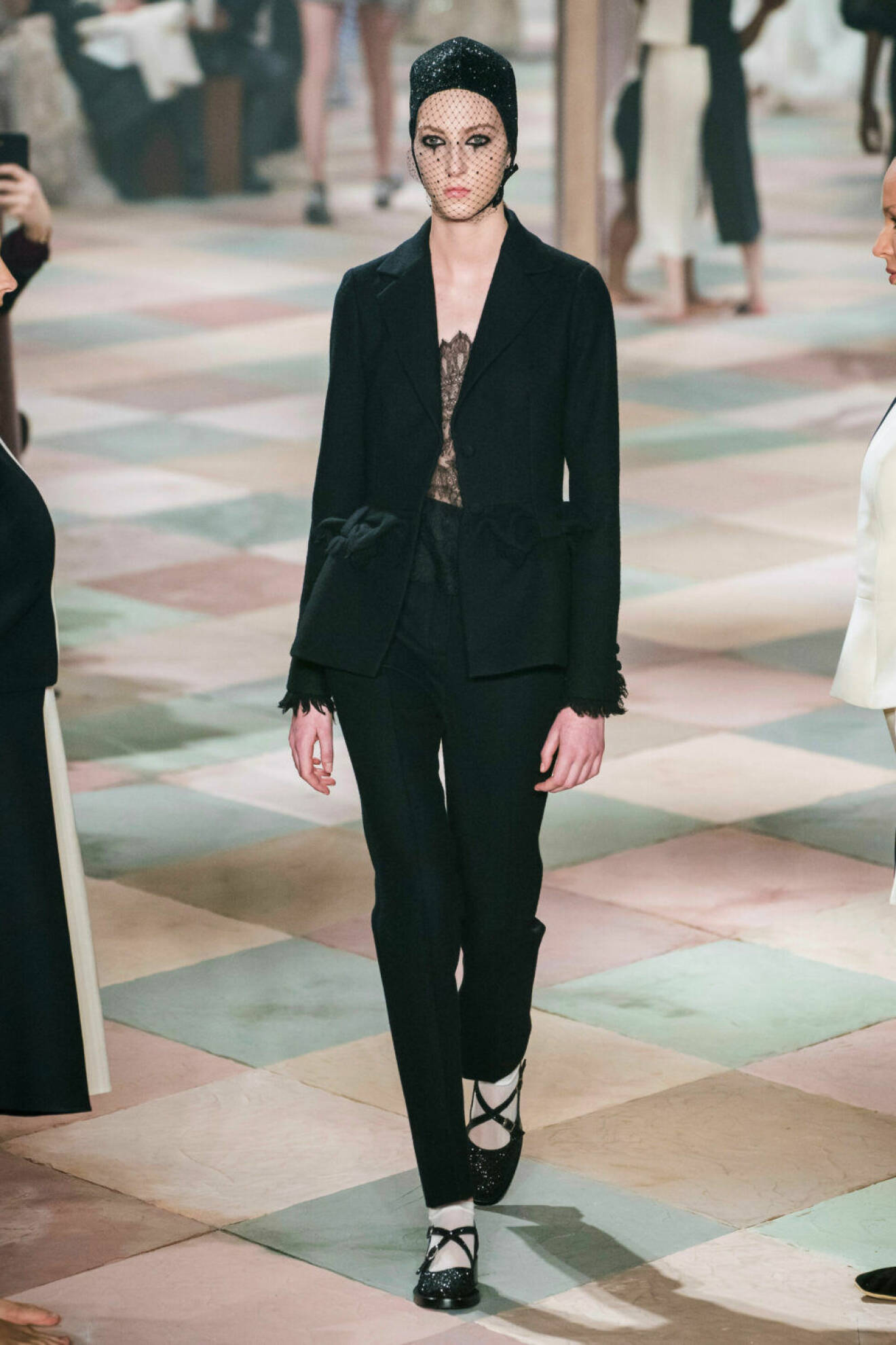 Underbar svart kostym på Diors SS19 haute couture–visning