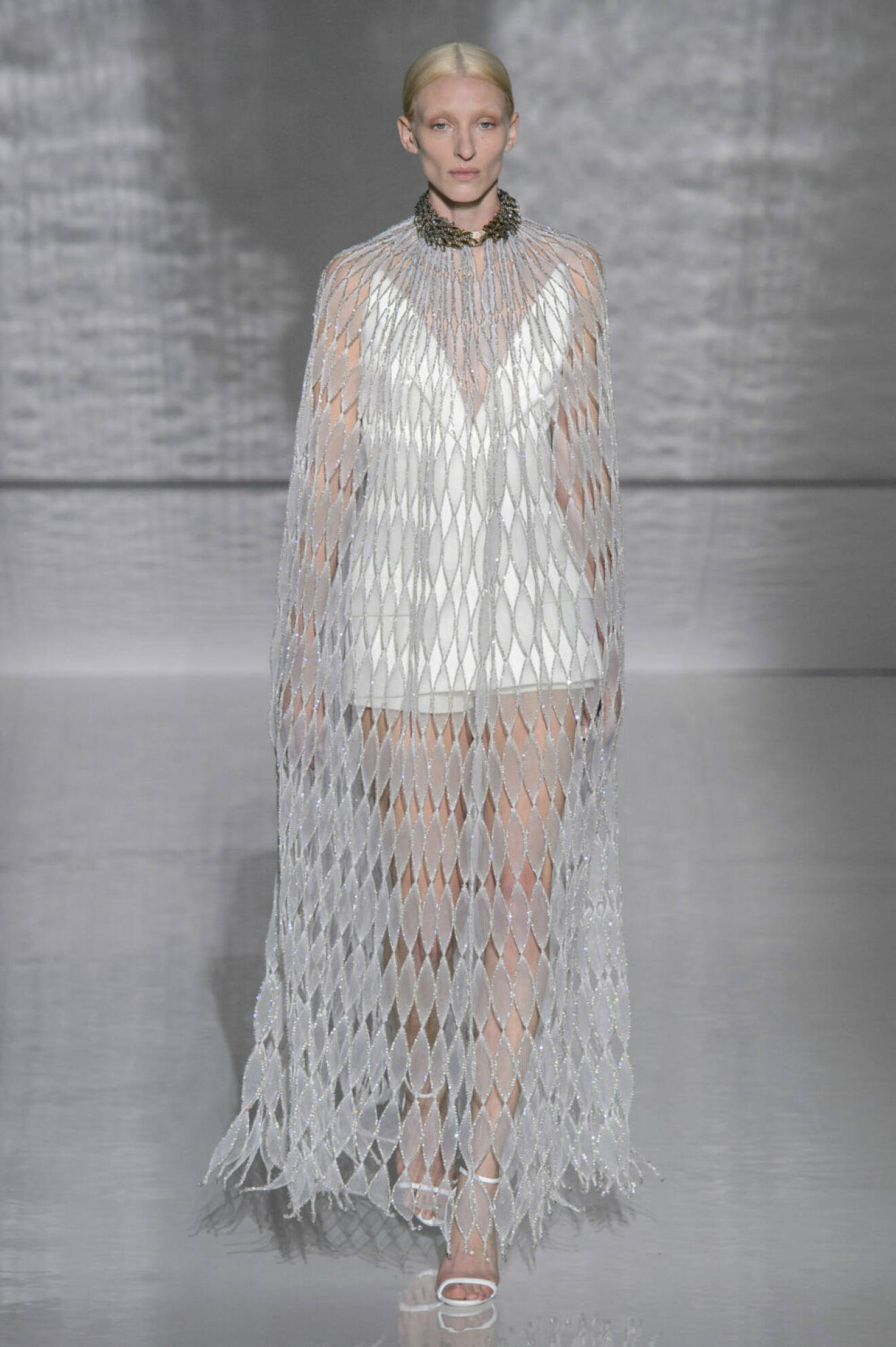 Givenchy Haute Couture SS19, cape med glitter.