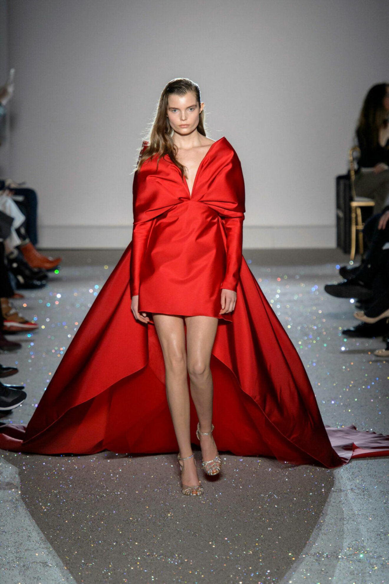 Långärmat rött på Giambattista Vallis SS19 couture–visning i Paris