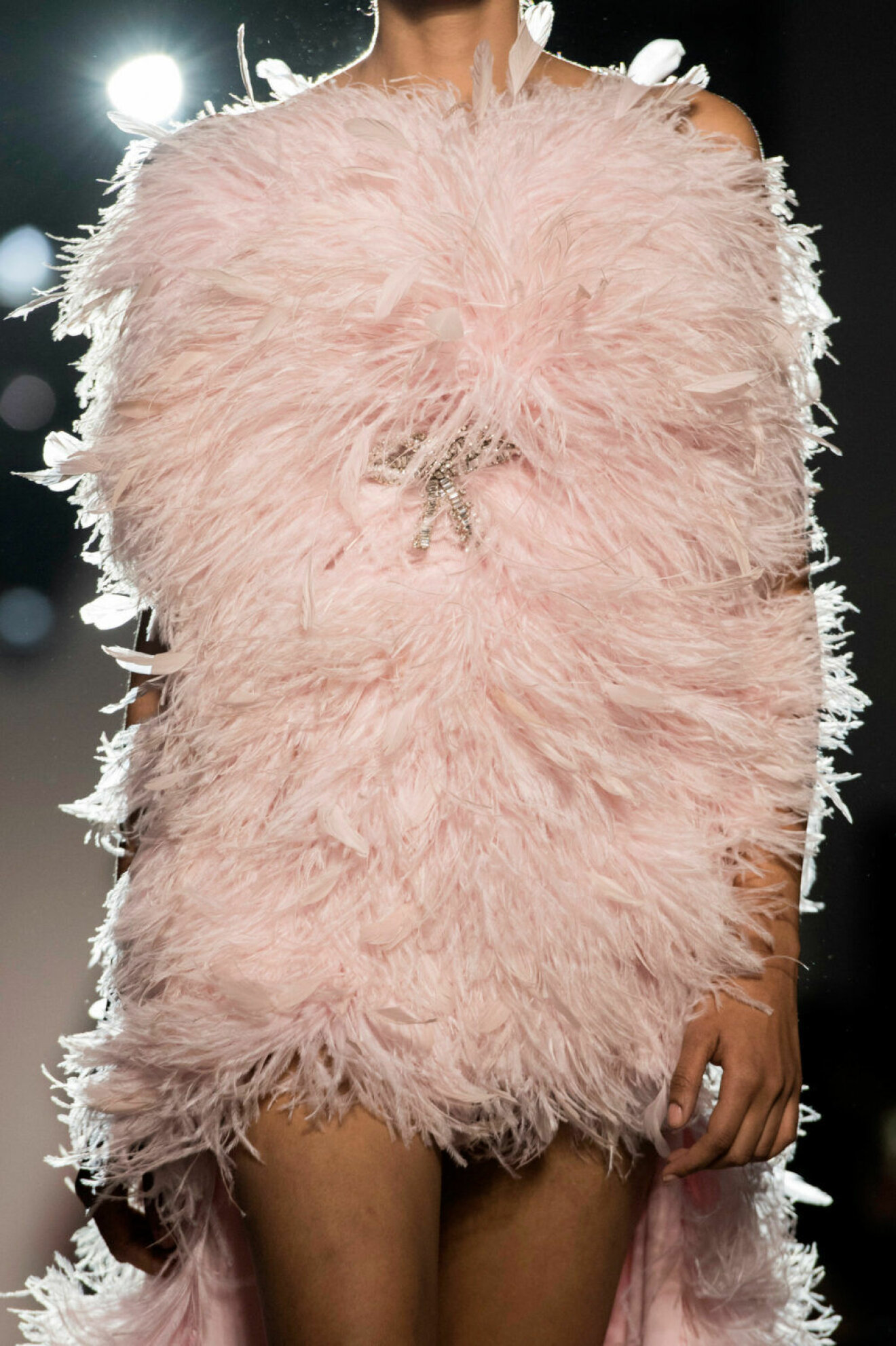 Ljusrosa fluff på Giambattista Vallis SS19 couture–visning i Paris