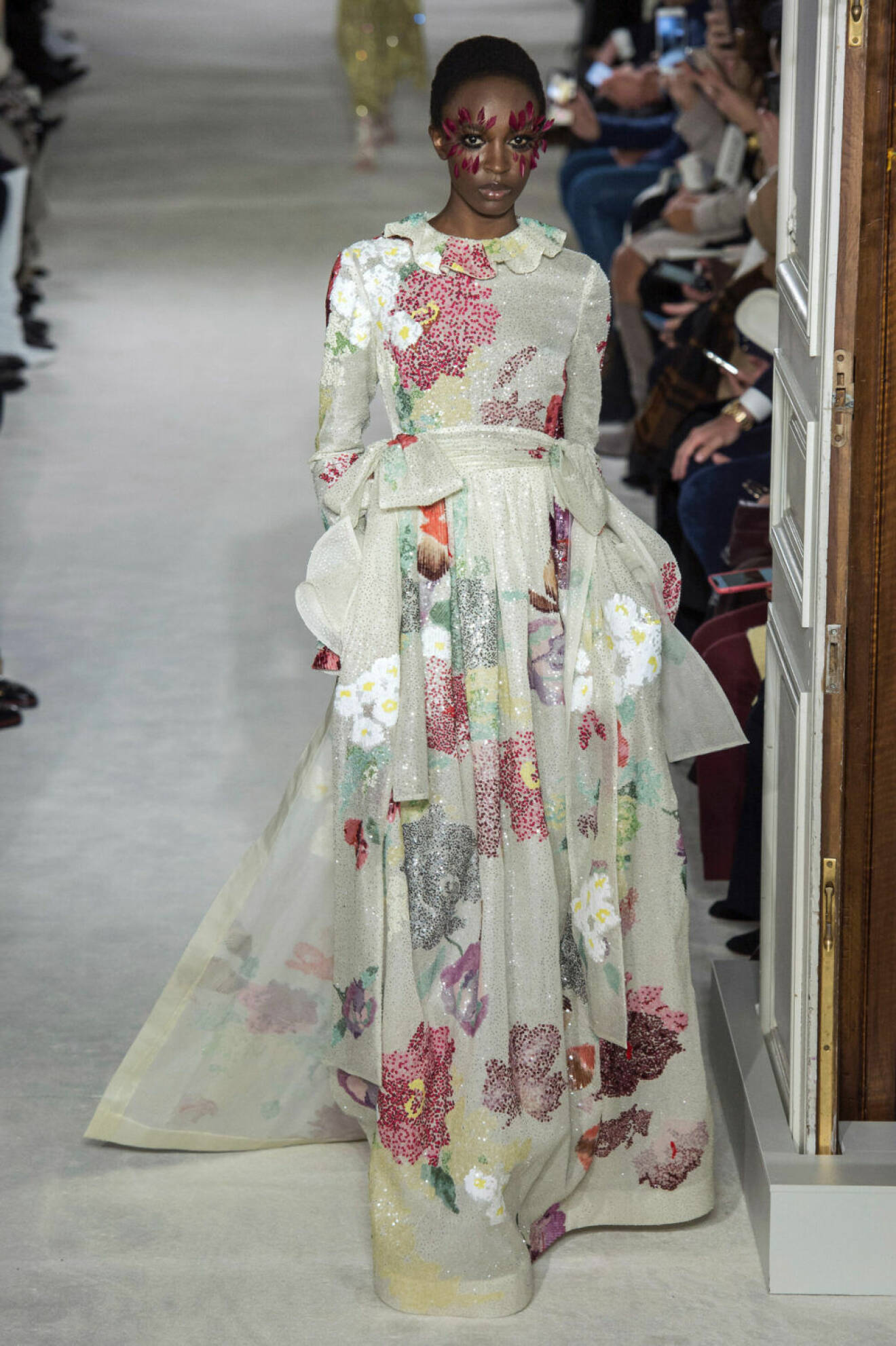 Valentino Haute Couture SS19, långklänning med skimrande blomtryck.