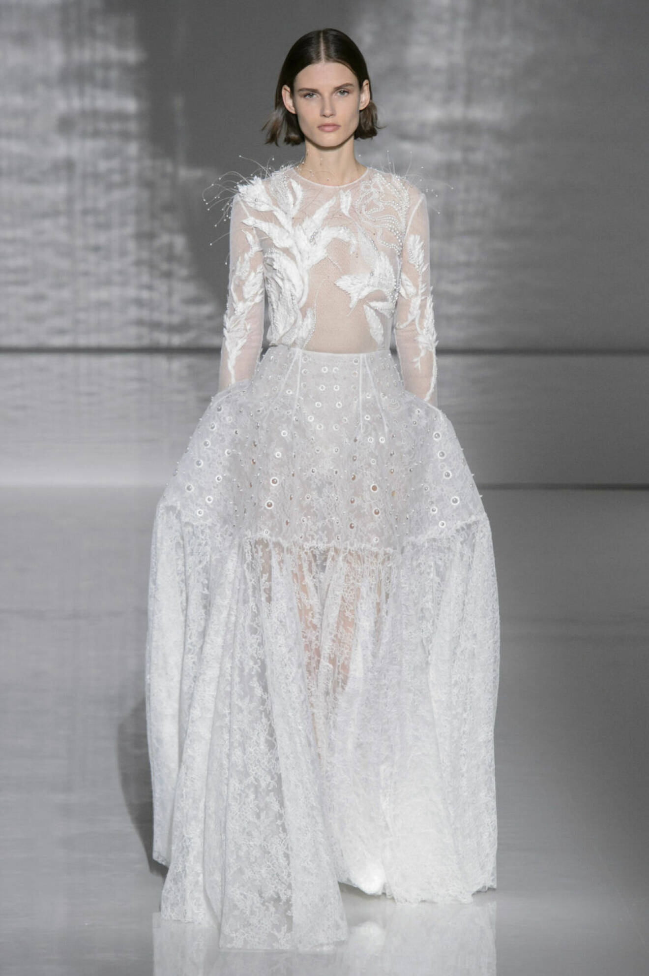 Givenchy Haute Couture SS19, vit klänning med broderier och transparens. 