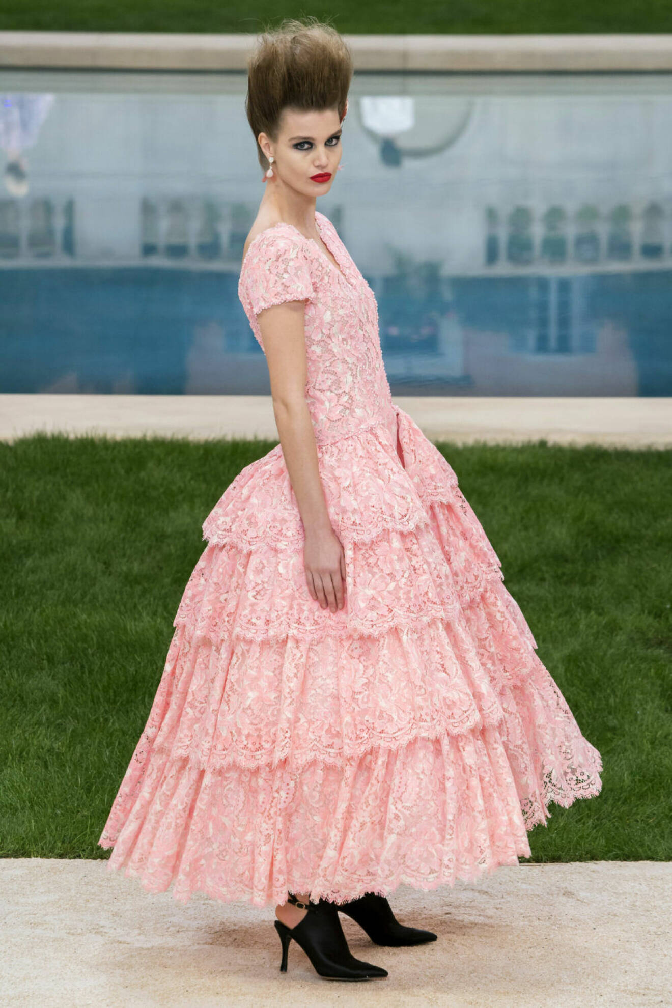 Chanel Haute Couture Paris, rosa lång spetsklänning.
