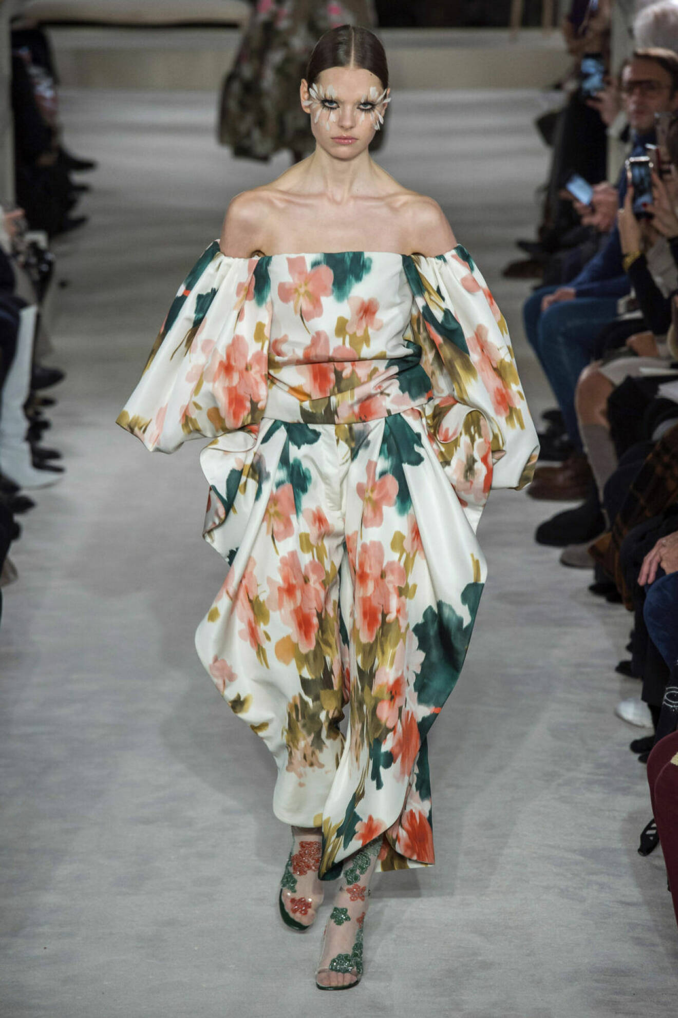 Valentino Haute Couture SS19, off-shoulder klänning med blommor.