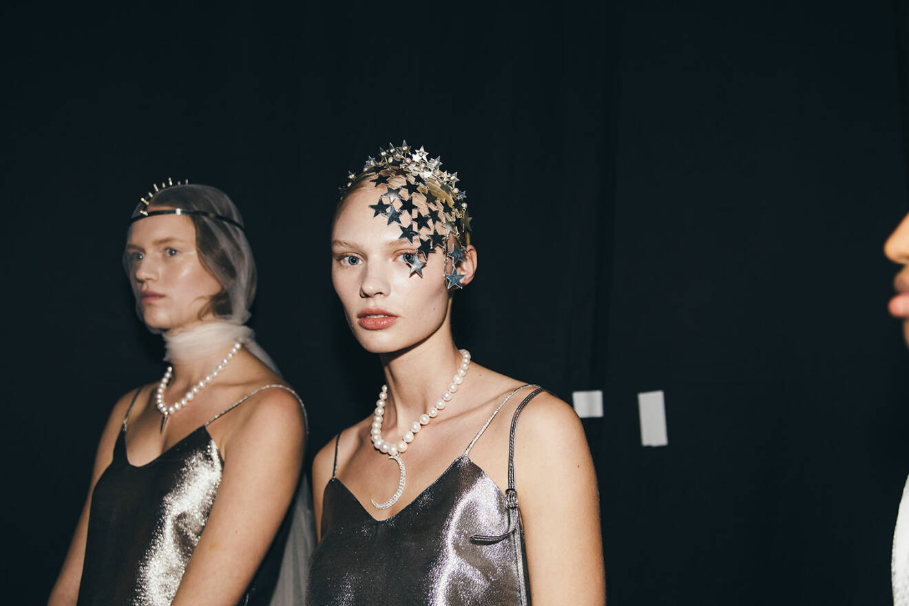 Backstage från ELLE-galan 2019, modell bär huvudbonad gjord av stjärnor. 