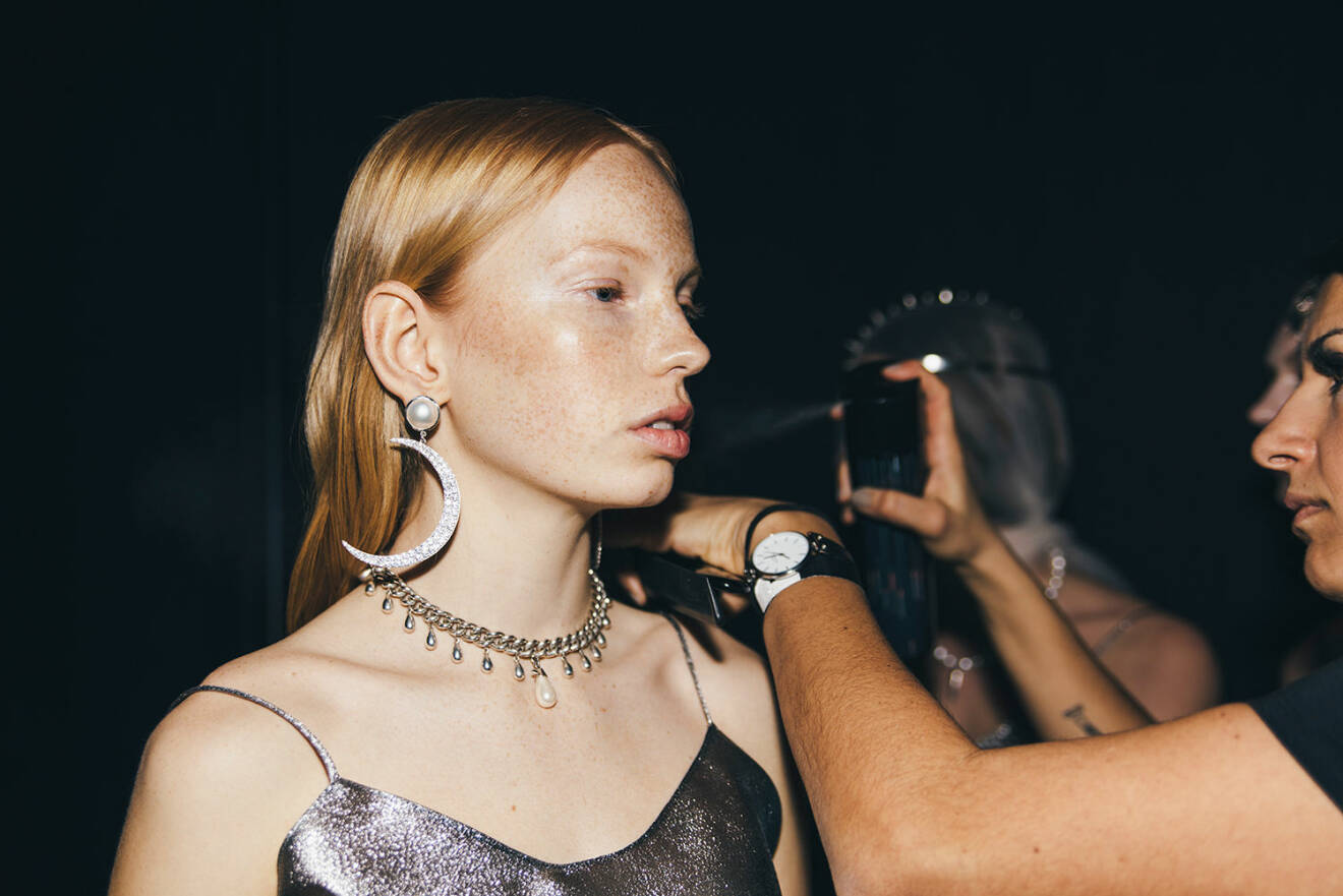 Backstage från ELLE-galan 2019, modell i stort örhänge från Maria Nilsdotter.