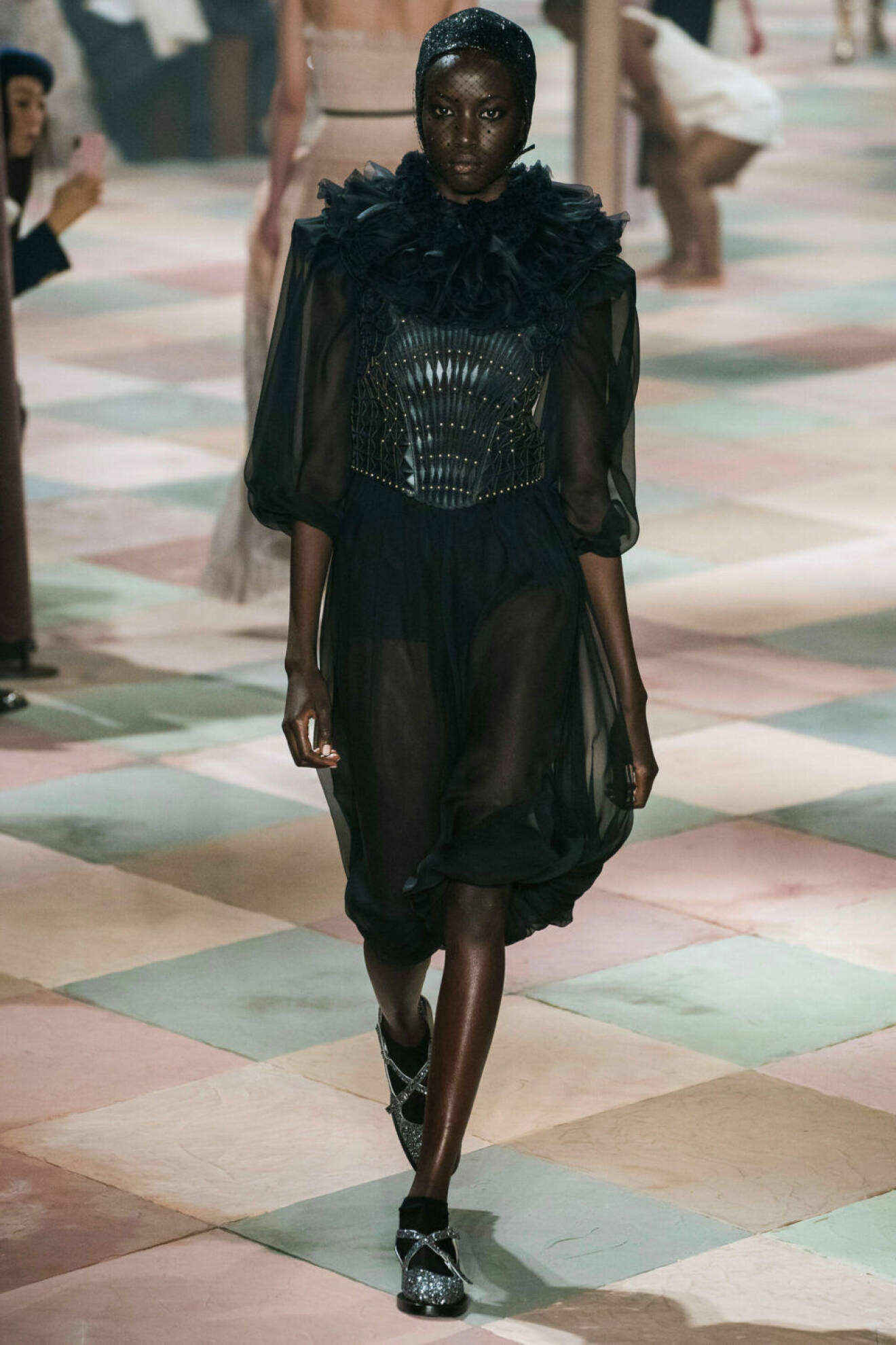 Vacker tyllklänning på Diors SS19 haute couture–visning