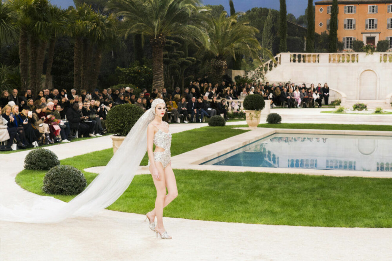 Bröllopsinspirerad baddräkt på catwalken Chanel Haute Couture.