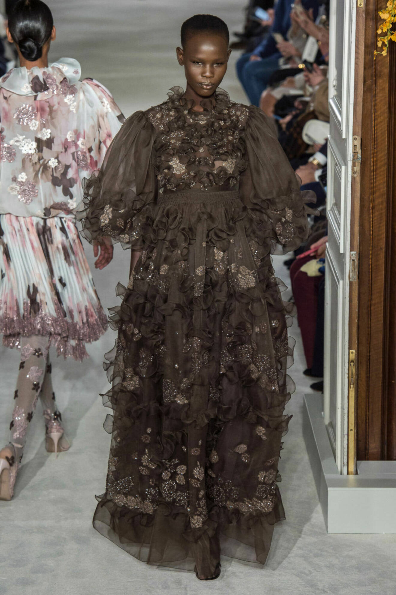 Valentino Haute Couture SS19, Vacker brun klänning med volanger.
