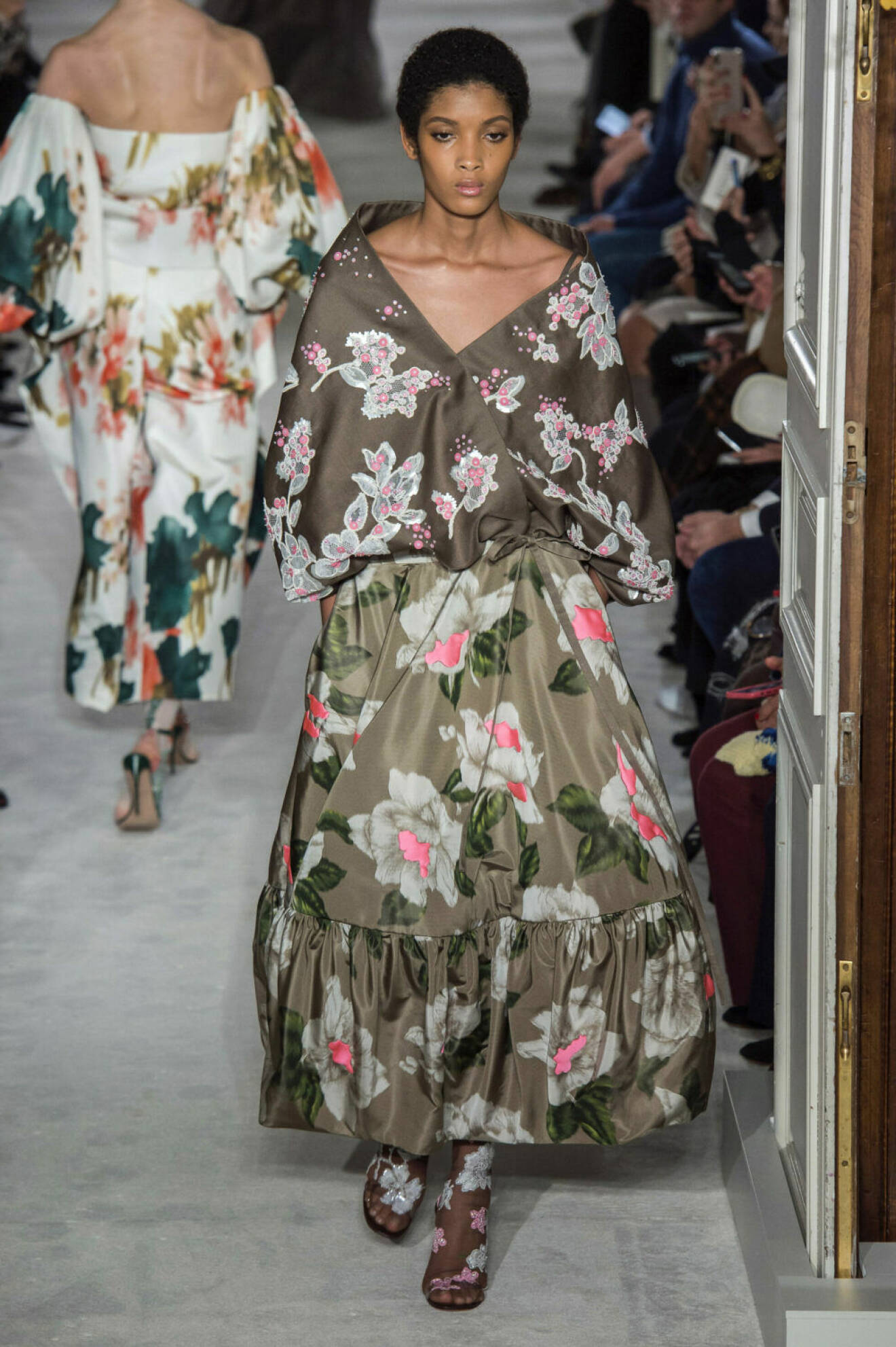 Valentino Haute Couture SS19, brun kreation med blommönster.
