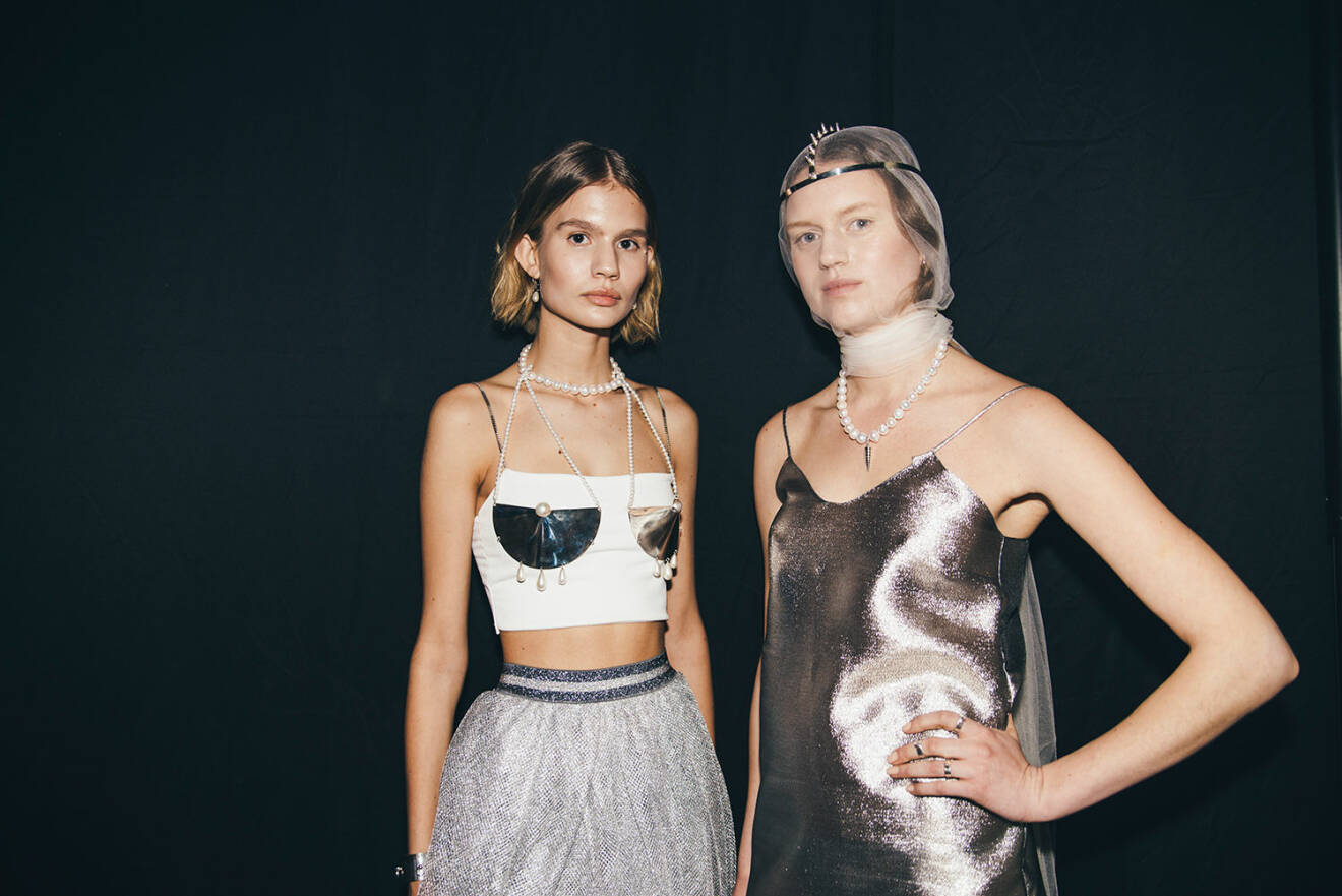 Backstage från ELLE-galan 2019, modeller bär smycken från Maria Nilsdotter och glitter plagg.