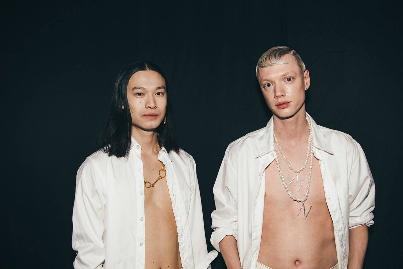 Backstage från ELLE-galan 2019, manliga modeller i vita skjortor. 