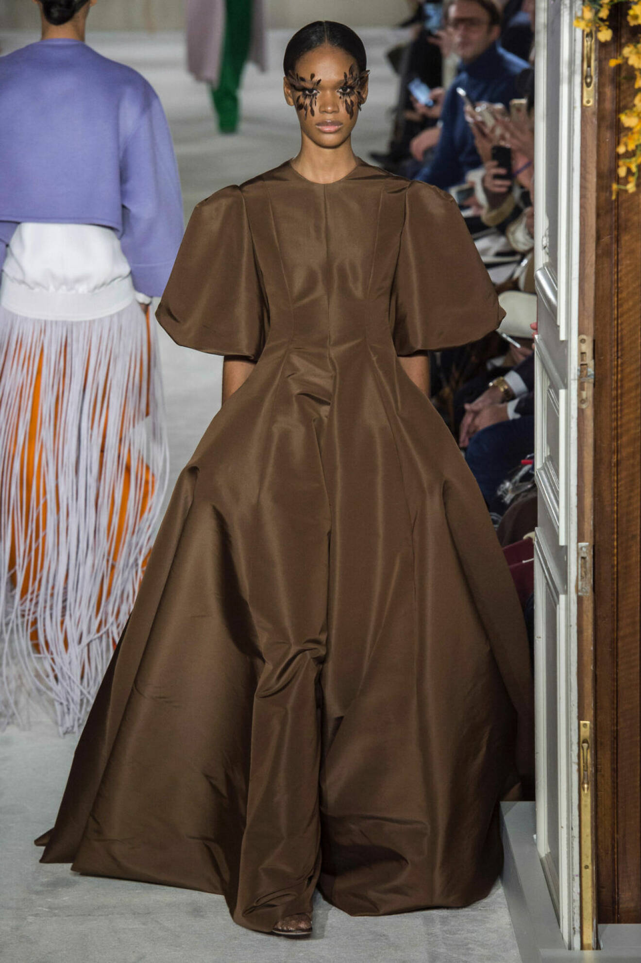 Valentino Haute Couture SS19, strukturerad klänning i brun nyans.