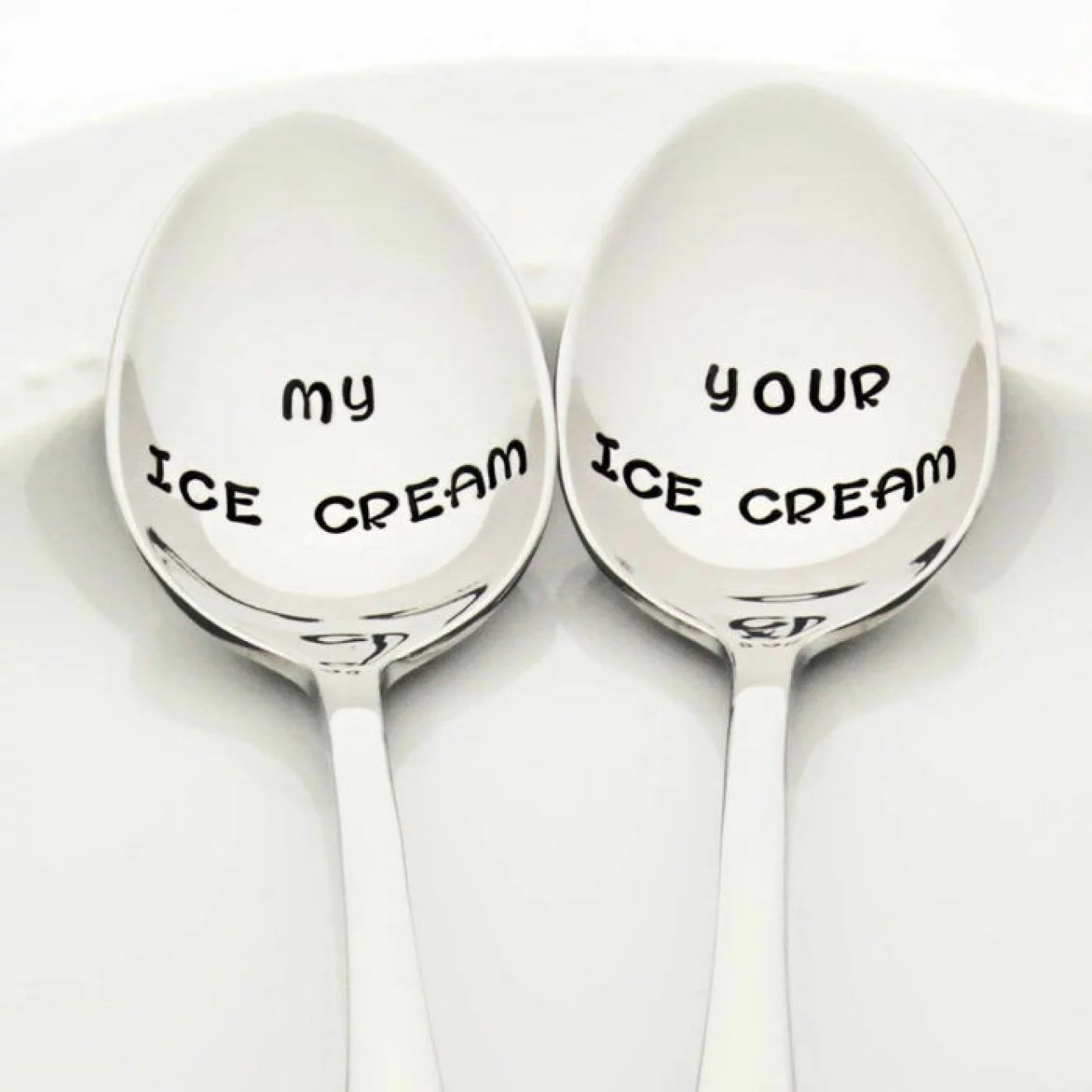 Glasskedar med inskriptionerna My ice cream och Your ice cream. 
