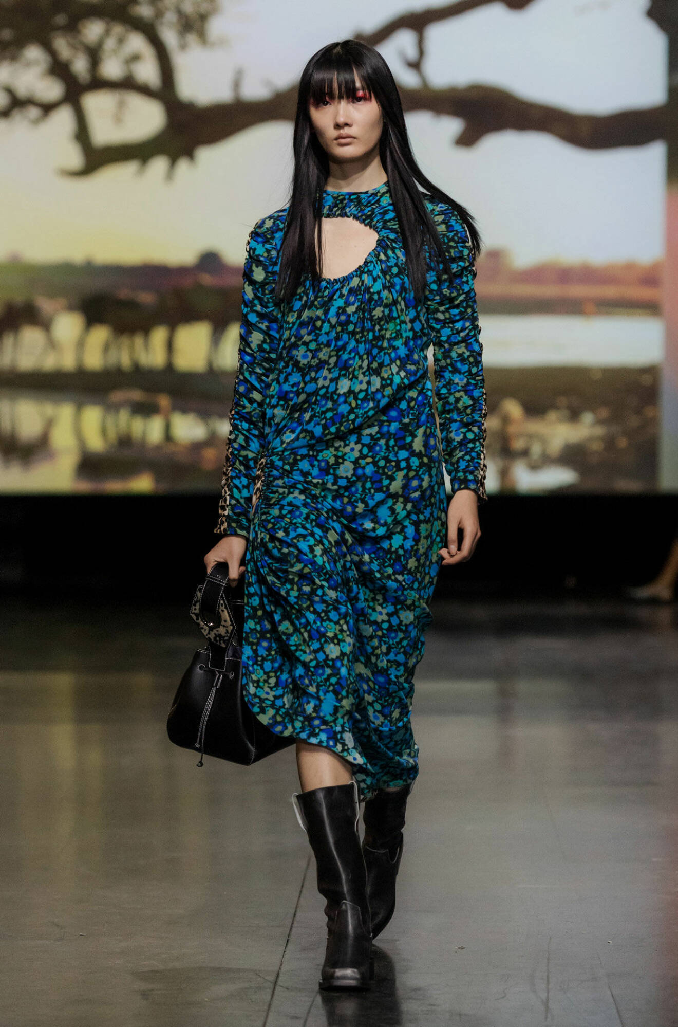 Blåmönstrad klänning på Gannis AW19–visning på Köpenhamns modevecka