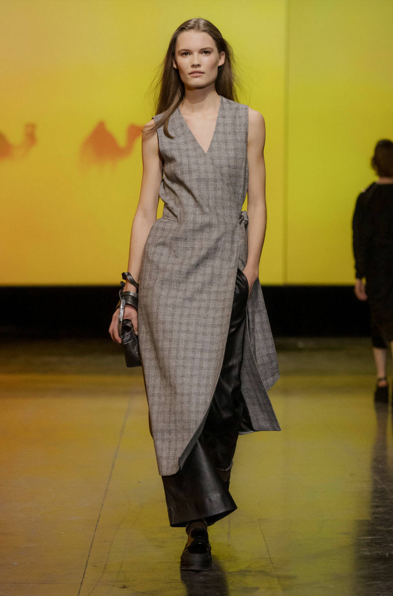 Ljusbrun rutig omlottklänning på Gannis AW19–visning på Köpenhamns modevecka