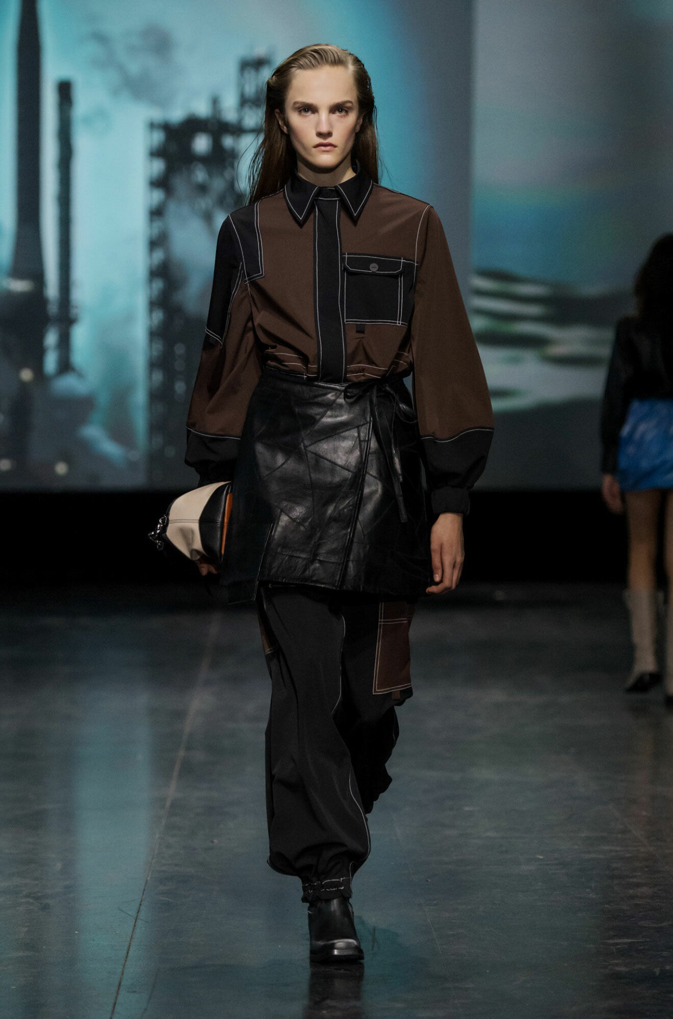 Mörkbrun skjorta och läderkjol på Gannis AW19–visning på Köpenhamns modevecka