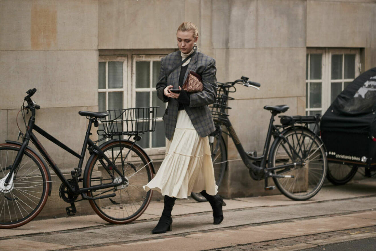 Streetstyle Köpenhamn, dior väska och kjol.