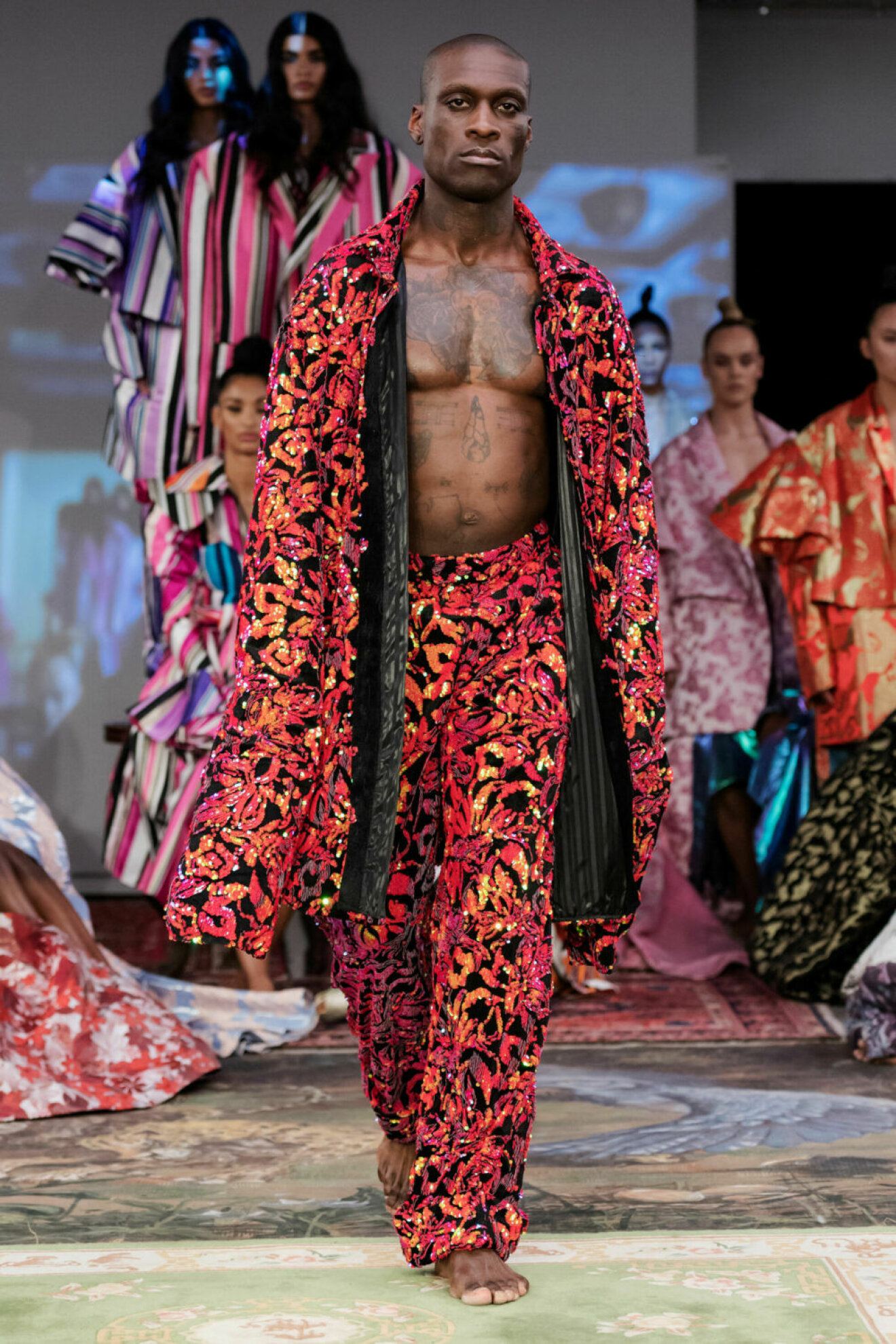 Byxor och kimonojacka i rött mönster på Selam Fessahayes AW19–visning på Fashion Week Stockholm