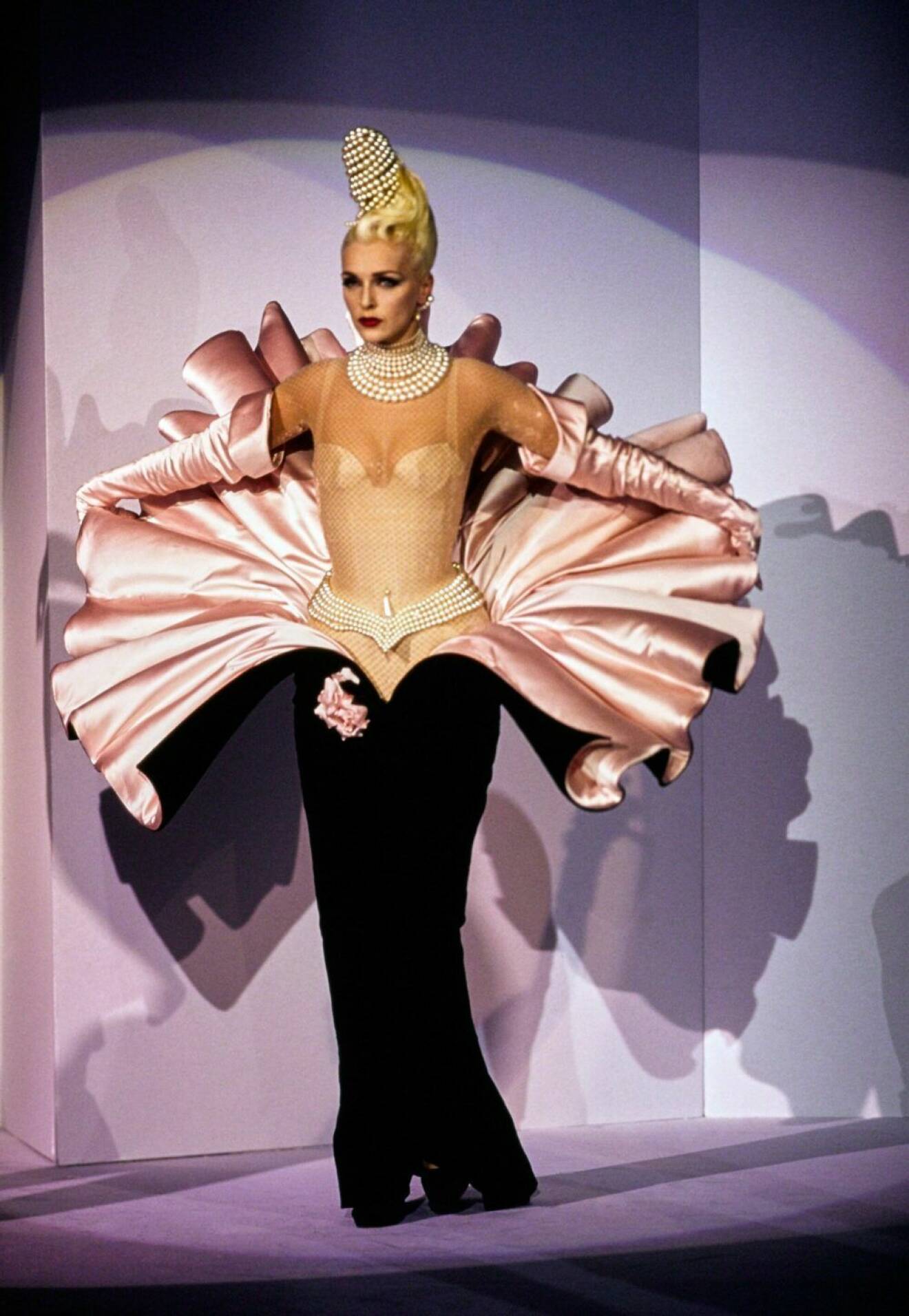 Modell på Thierry Muglers couture-visning hösten 1995.