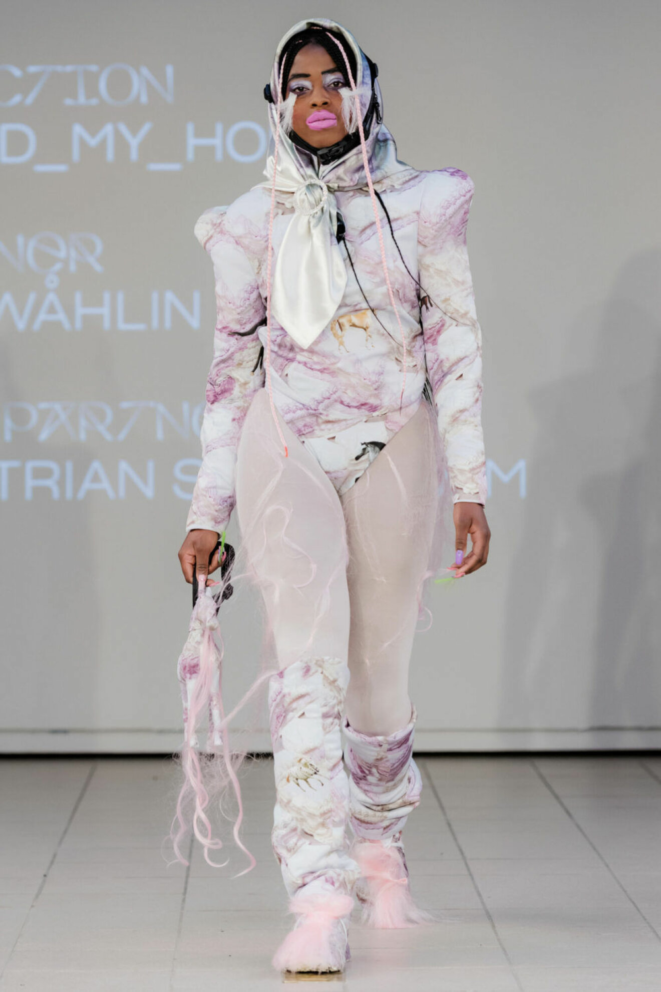 Beckmans collage of fashion AW19, rosa kreation med hår.