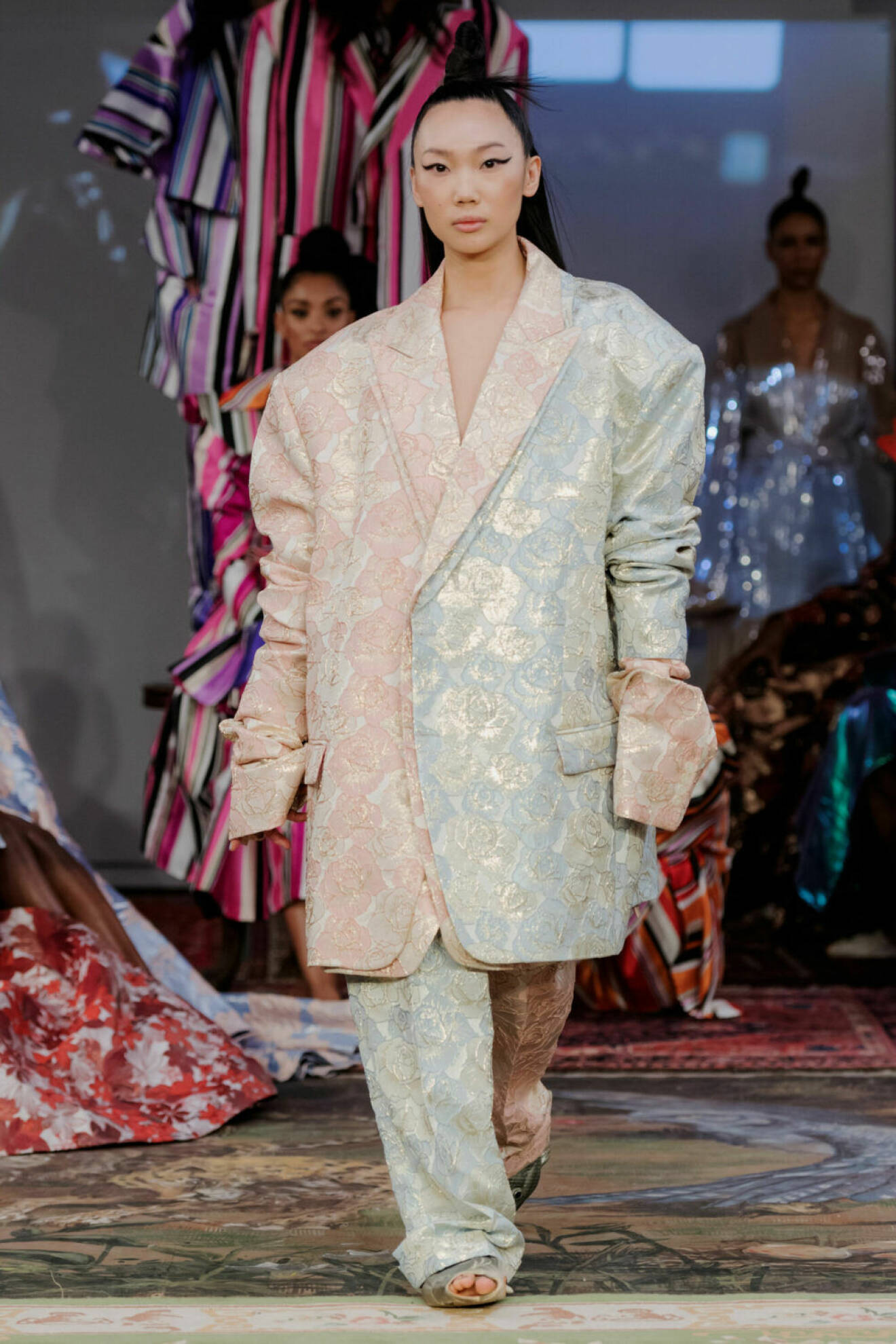 Oversized kostym i pastellfärg på Selam Fessahayes AW19–visning på Fashion Week Stockholm