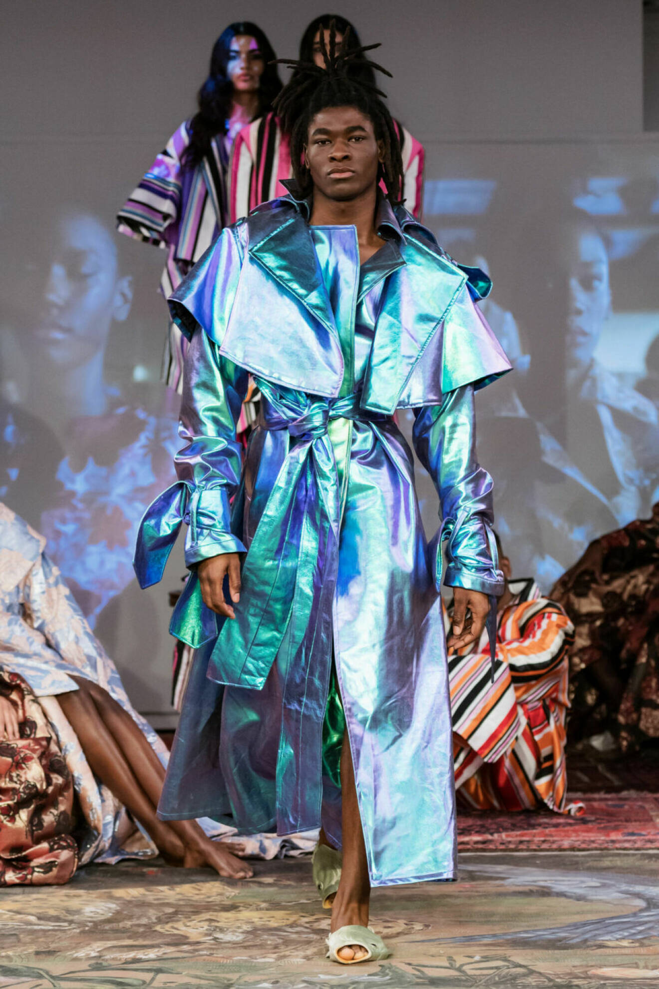 Metalliskt blått på Selam Fessahayes AW19–visning på Fashion Week Stockholm
