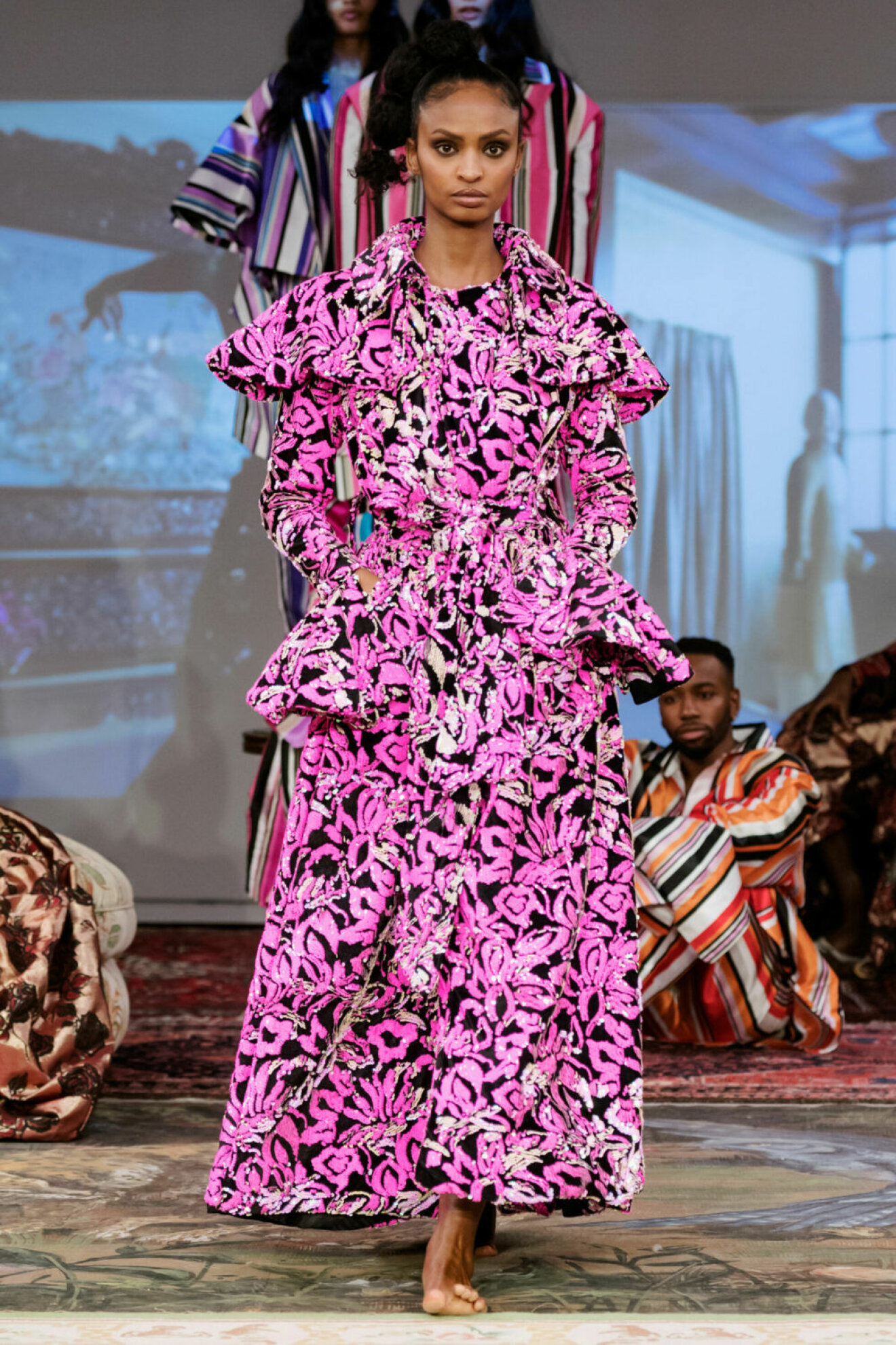 Rosa mönstrad klänning på Selam Fessahayes AW19–visning på Fashion Week Stockholm