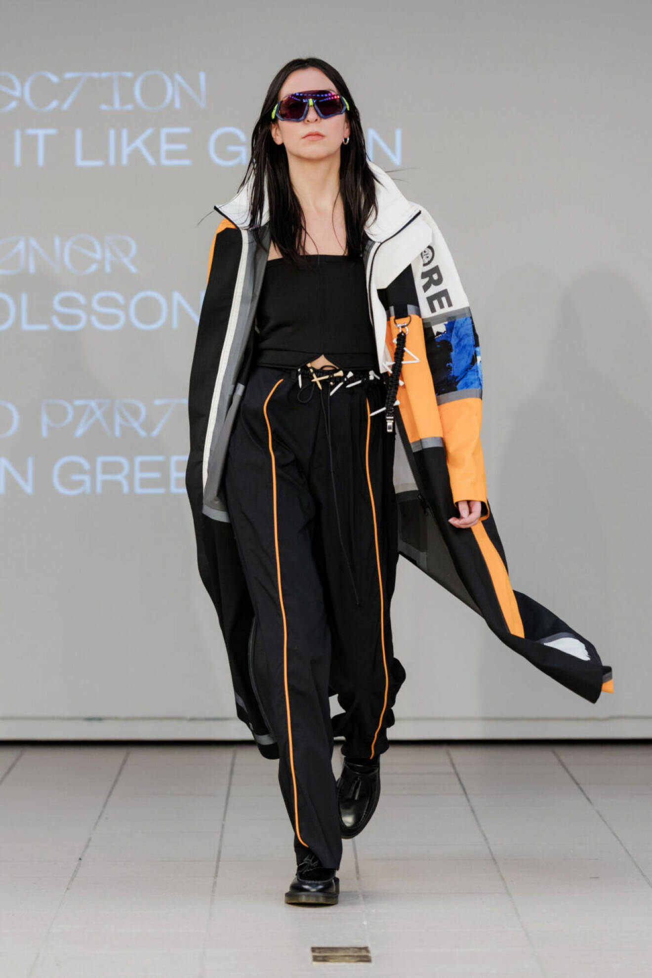 Beckmans collage of fashion AW19, svarta byxor med orangea detaljer.