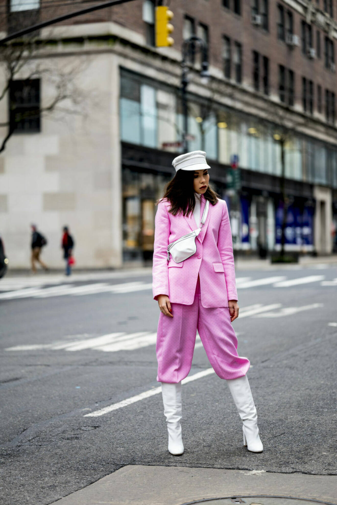 Streetstyle NYFW, kvinna i rosa kostym och vita detaljer.