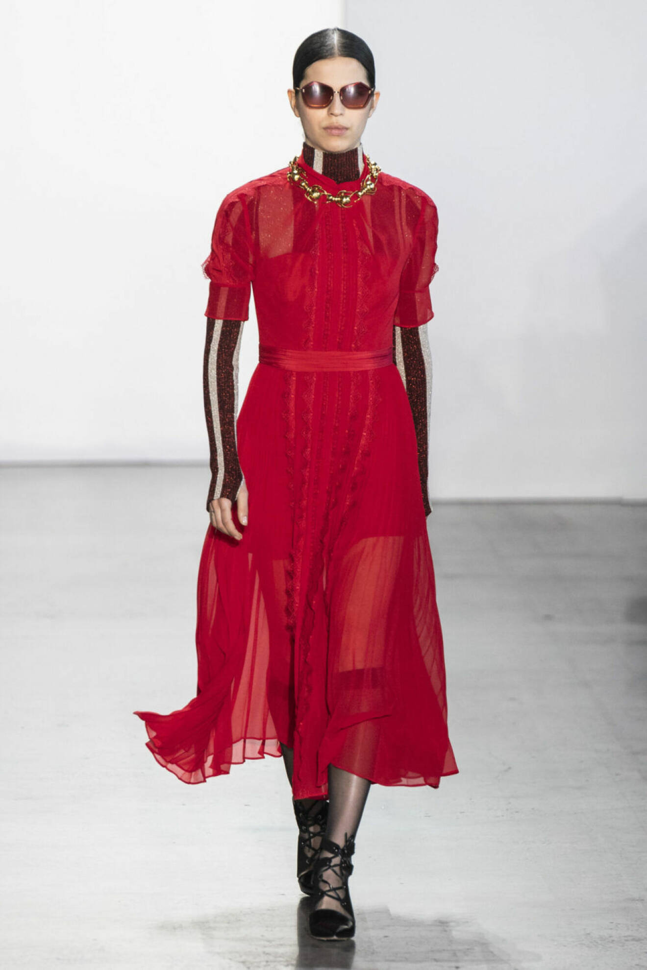 NYFW Self Portrait, röd plisserad klänning med volanger.