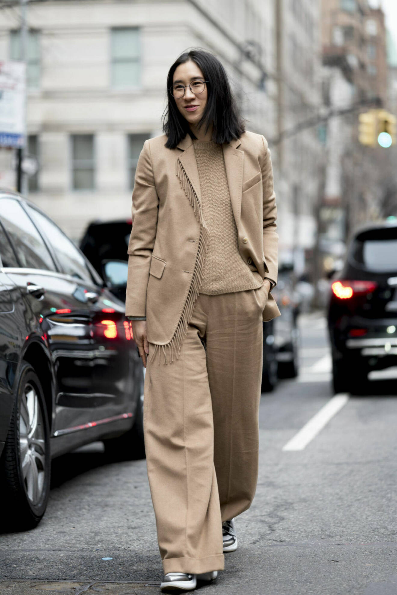 Streetstyle NYFW, Eva Chen i beige outfit.