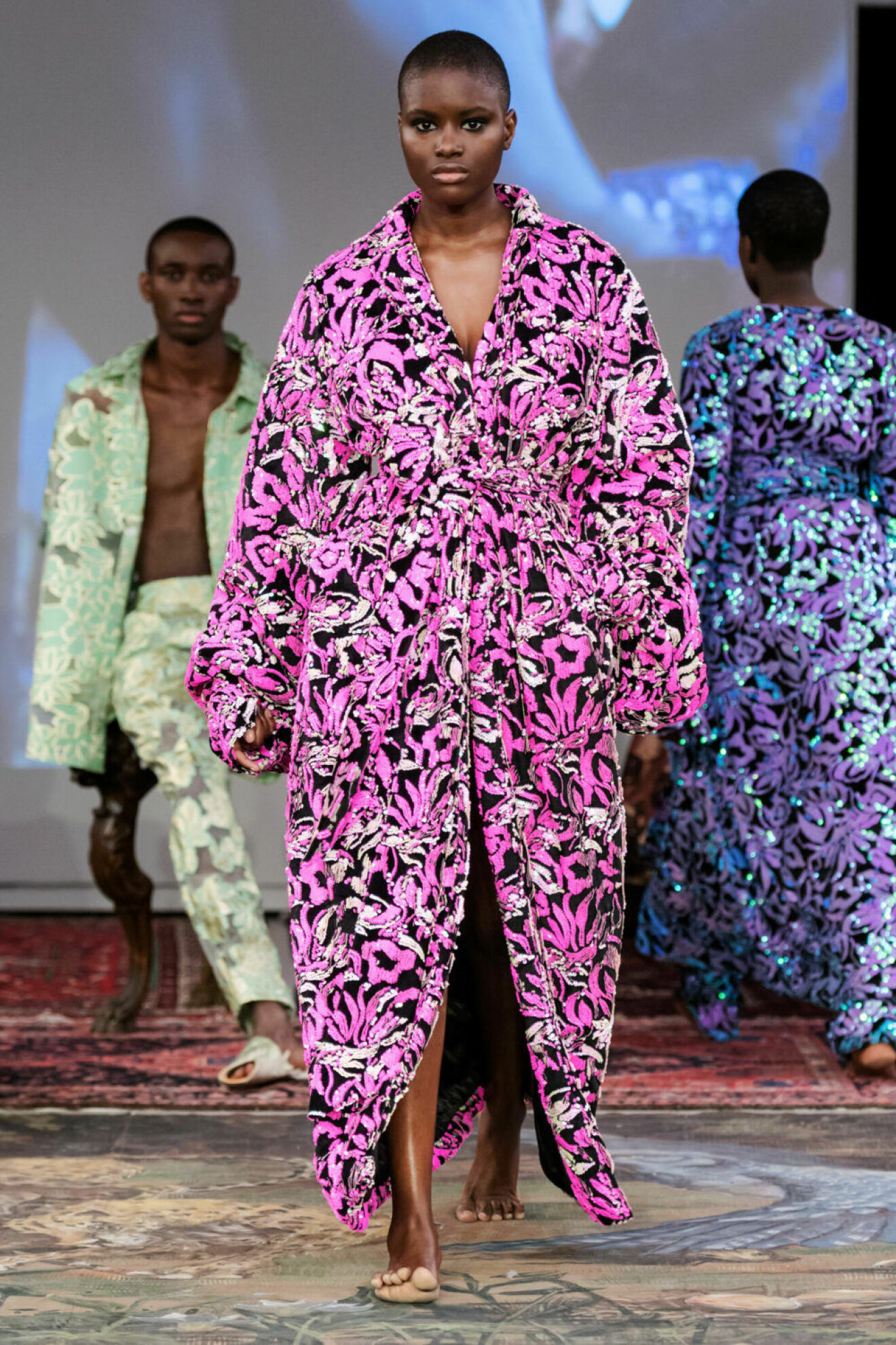 Mönstrad kappa i rosa på Selam Fessahayes AW19–visning på Fashion Week Stockholm