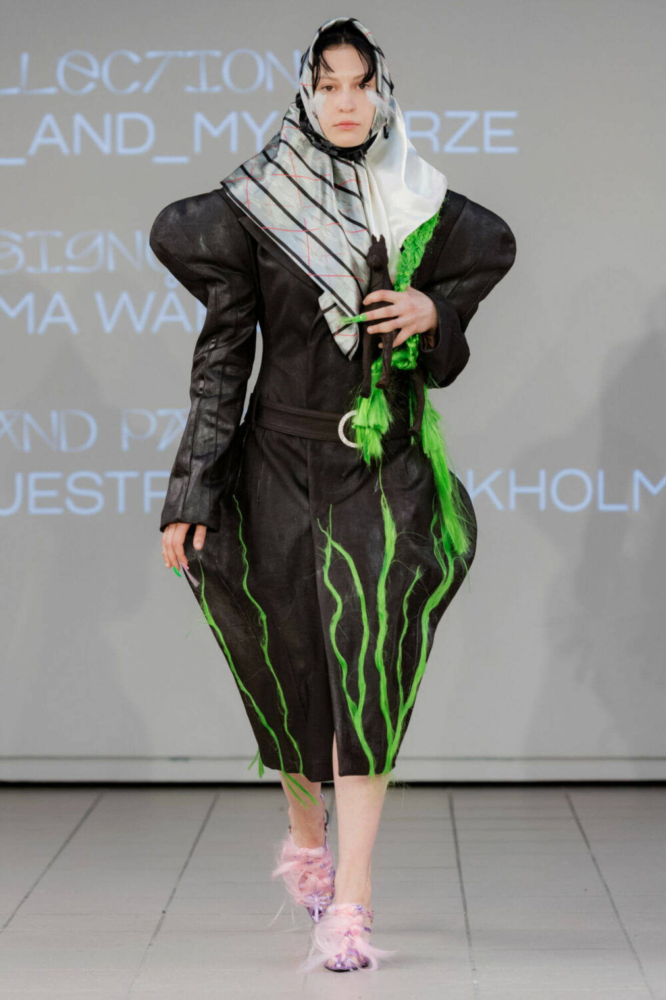 Beckmans collage of fashion AW19, grön dräkt med gröna detaljer.