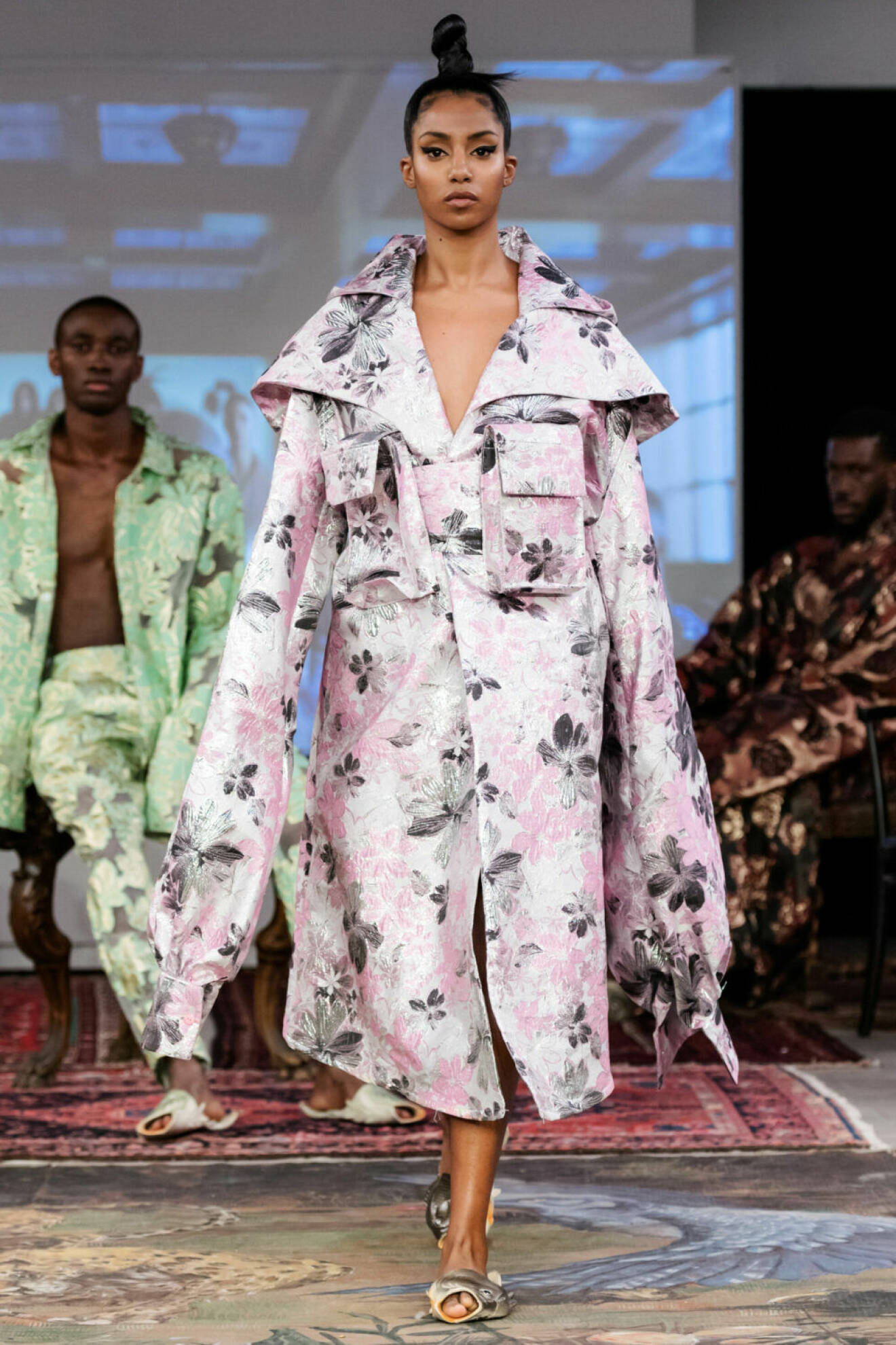 Blommig kimono i ljusrosa och vitt på Selam Fessahayes AW19–visning på Fashion Week Stockholm