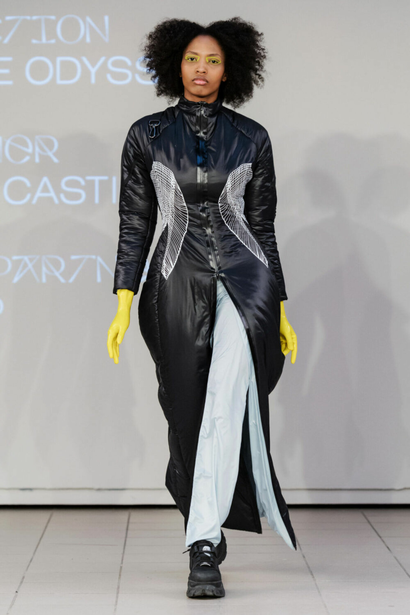 Beckmans collage of fashion AW19, svart jacka med gula handskar.