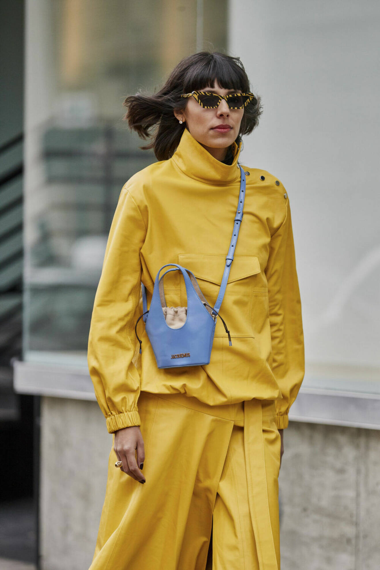 Streetstyle NYFW, outfit i gul med blå miniväska.